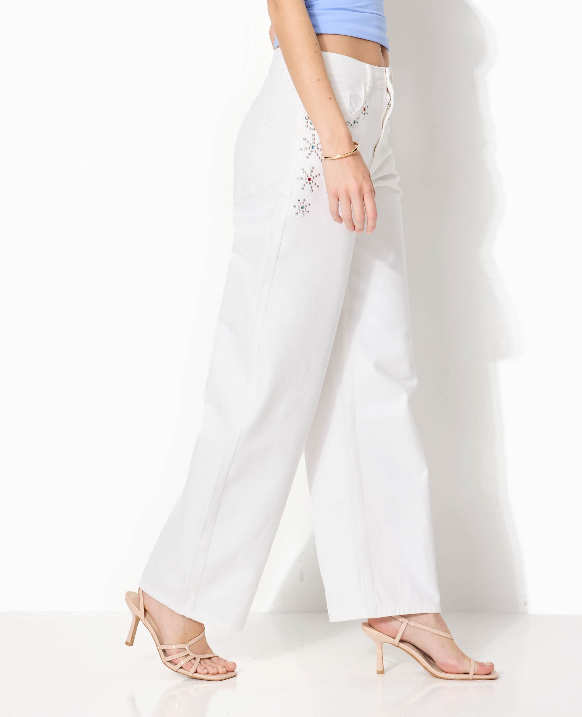 Jean barrel avec clous et strass colorés