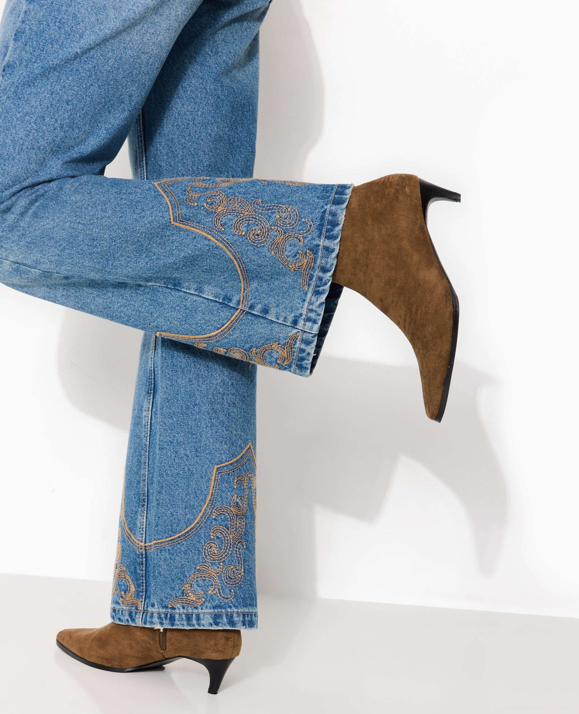 Jean flare taille haute avec broderies western