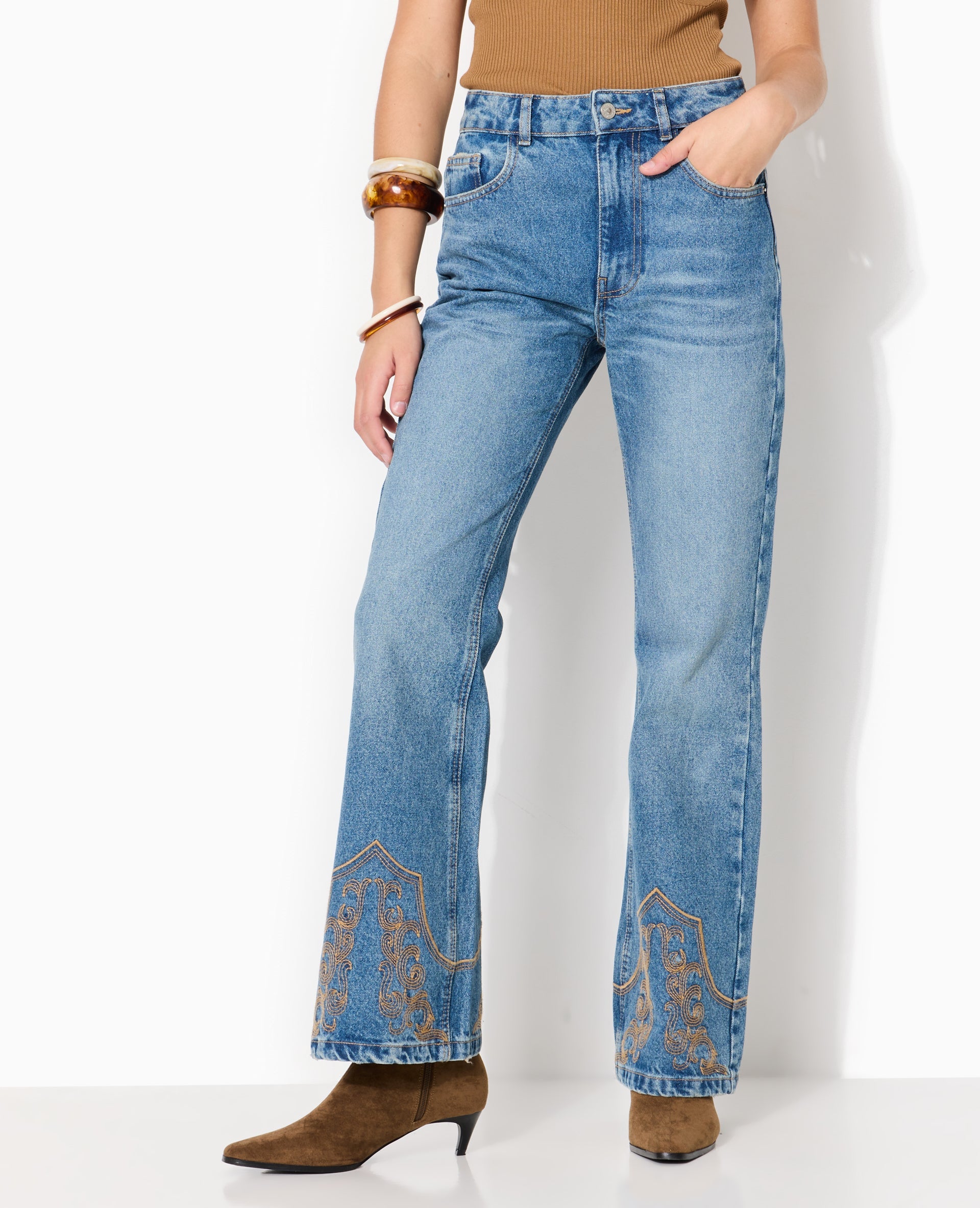 Jean flare taille haute avec broderies western