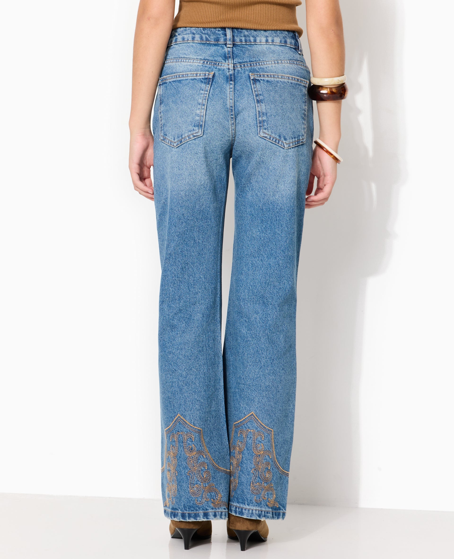 Jean flare taille haute avec broderies western