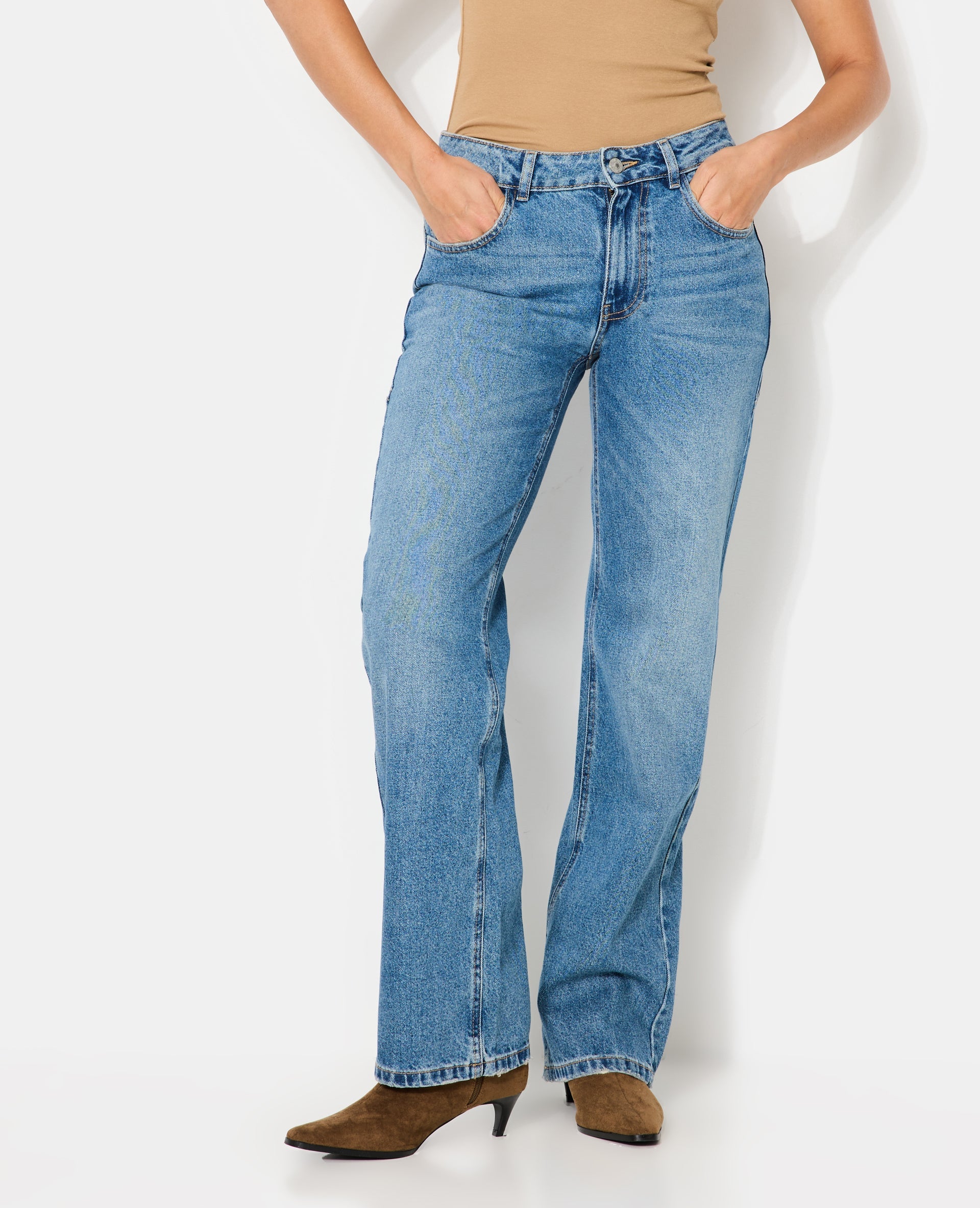 Jean straight taille medium avec étoiles dos