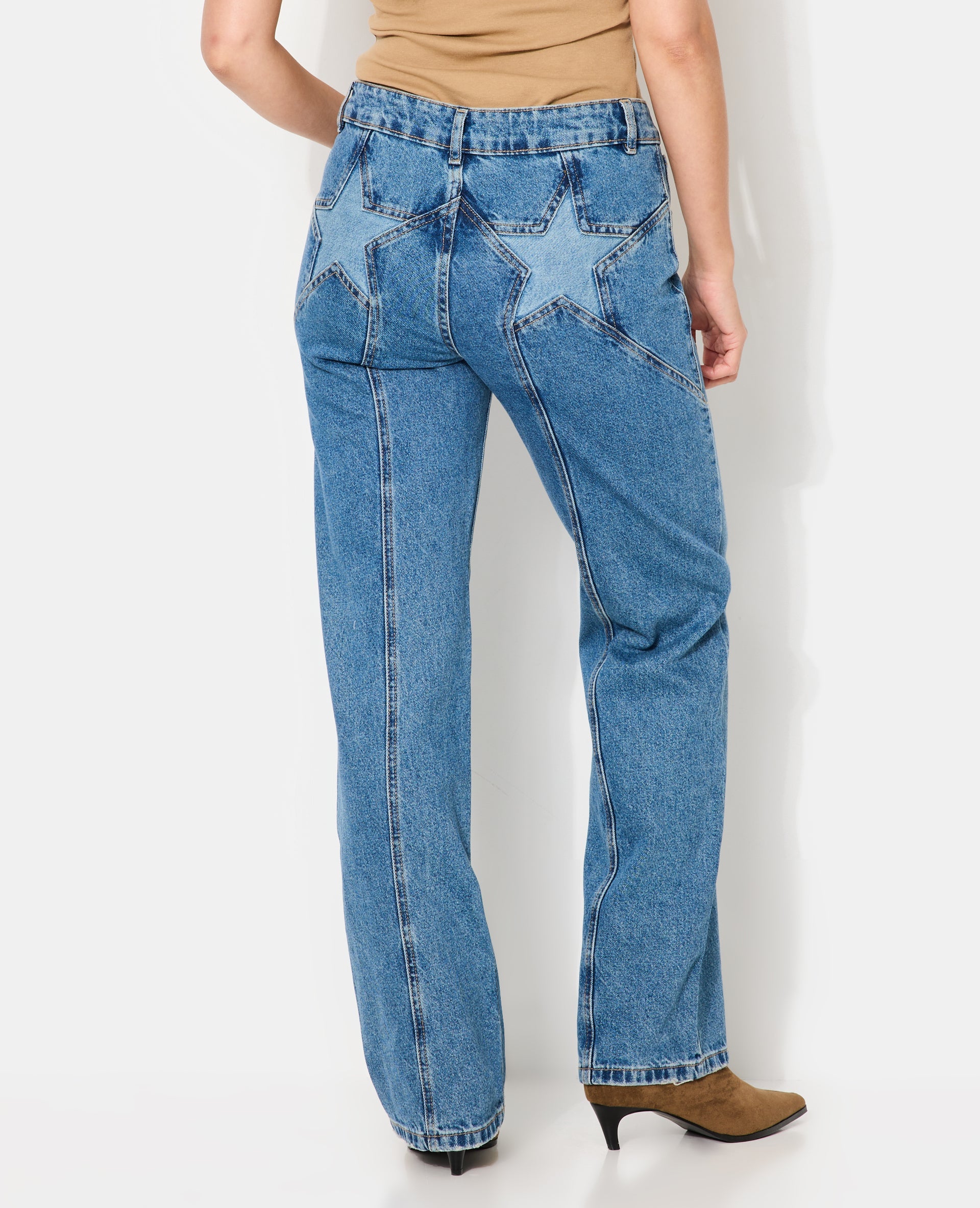 Jean straight taille medium avec étoiles dos