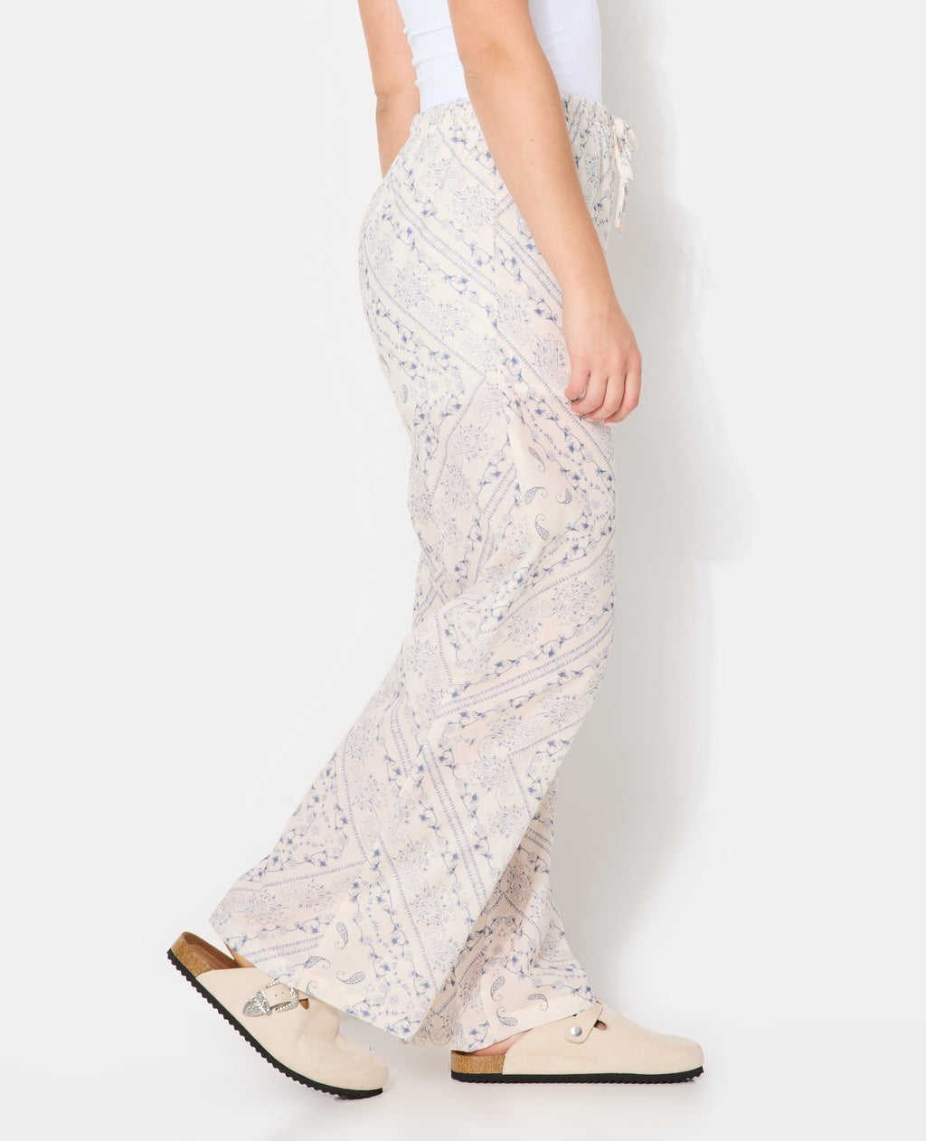 Pantalon large et droit motif fleurs et bandana