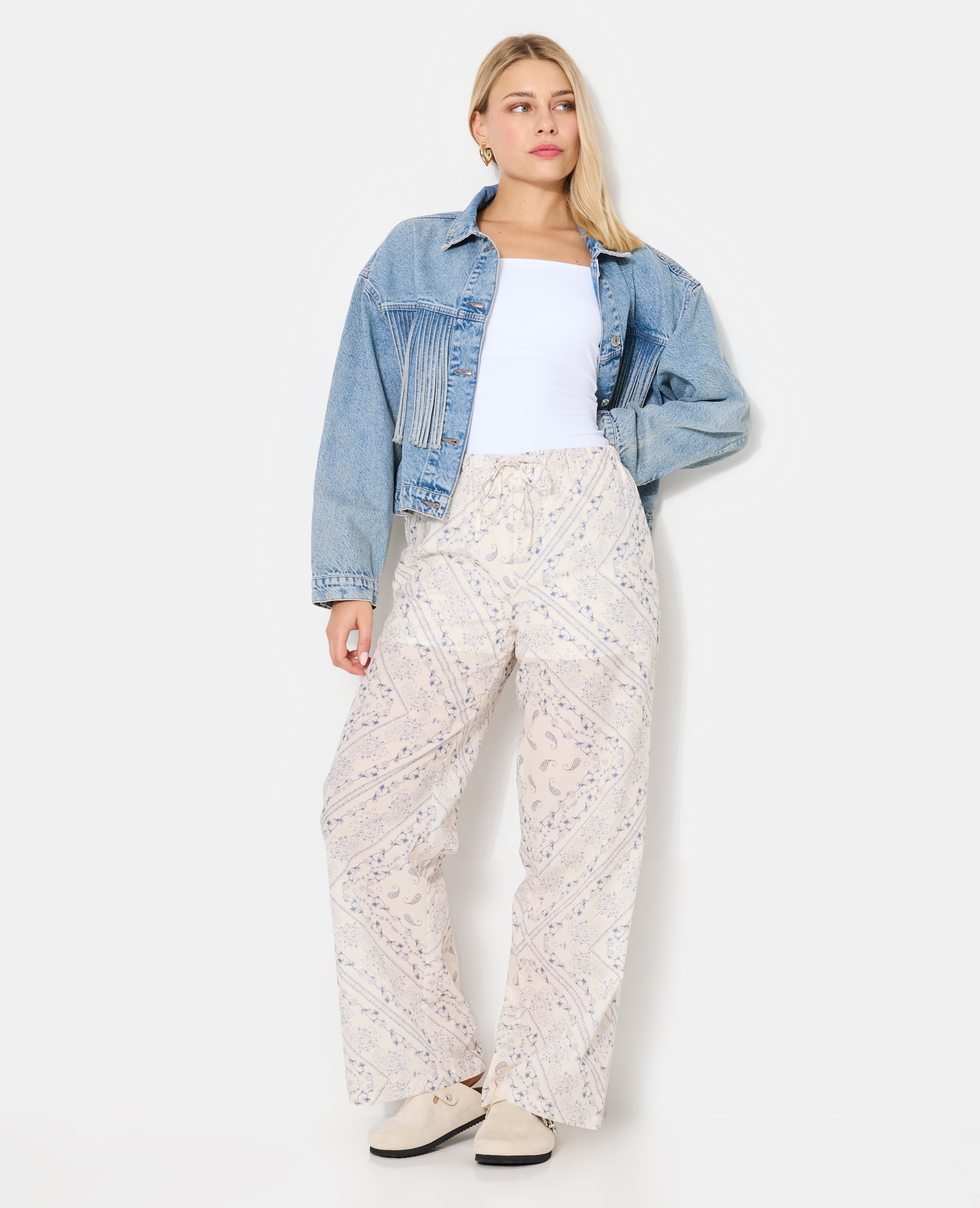 Pantalon large et droit motif fleurs et bandana