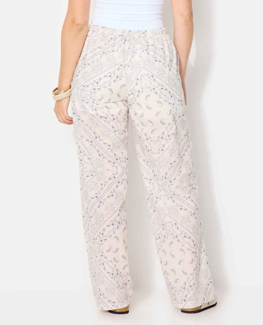 Pantalon large et droit motif fleurs et bandana