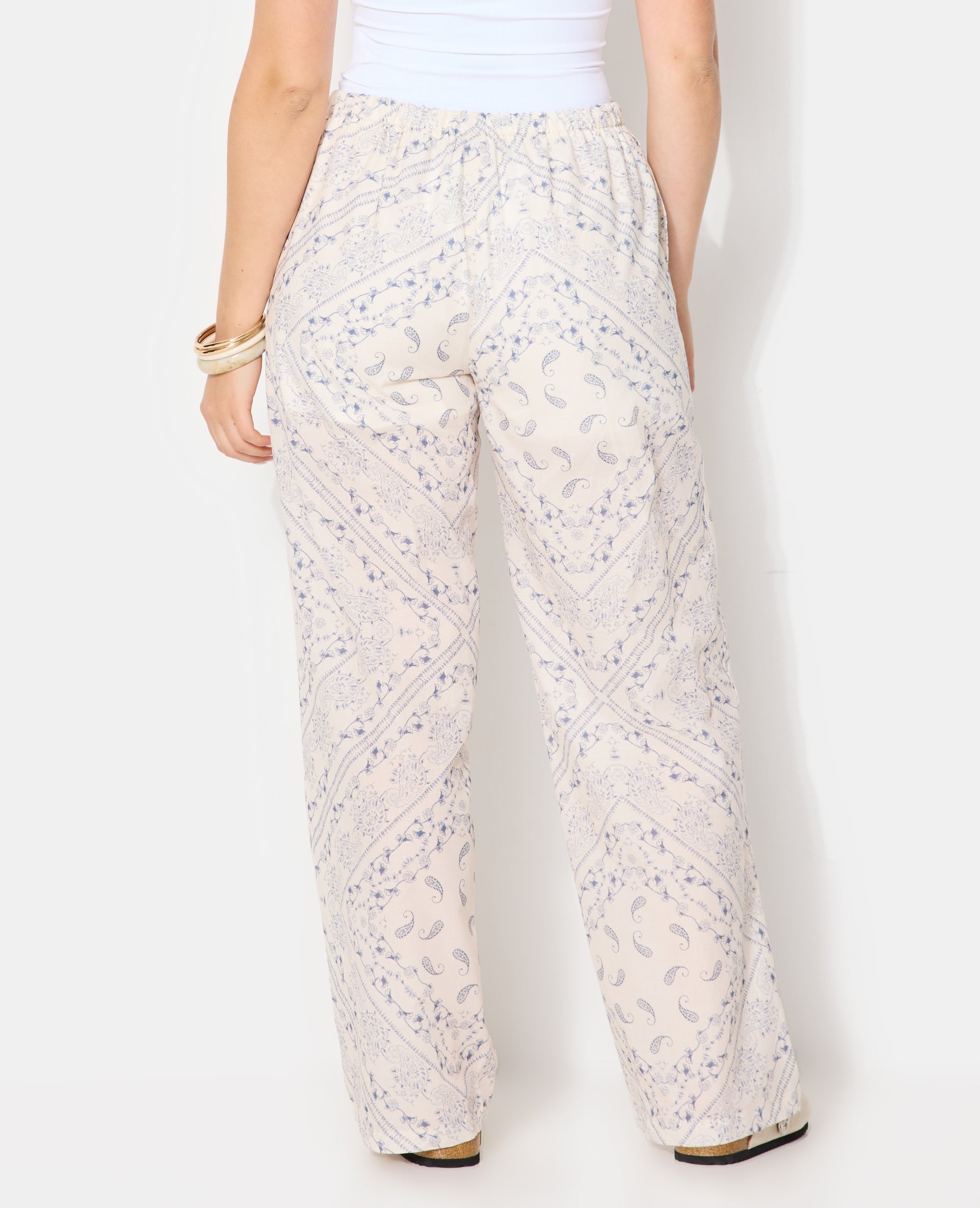 Pantalon large et droit motif fleurs et bandana