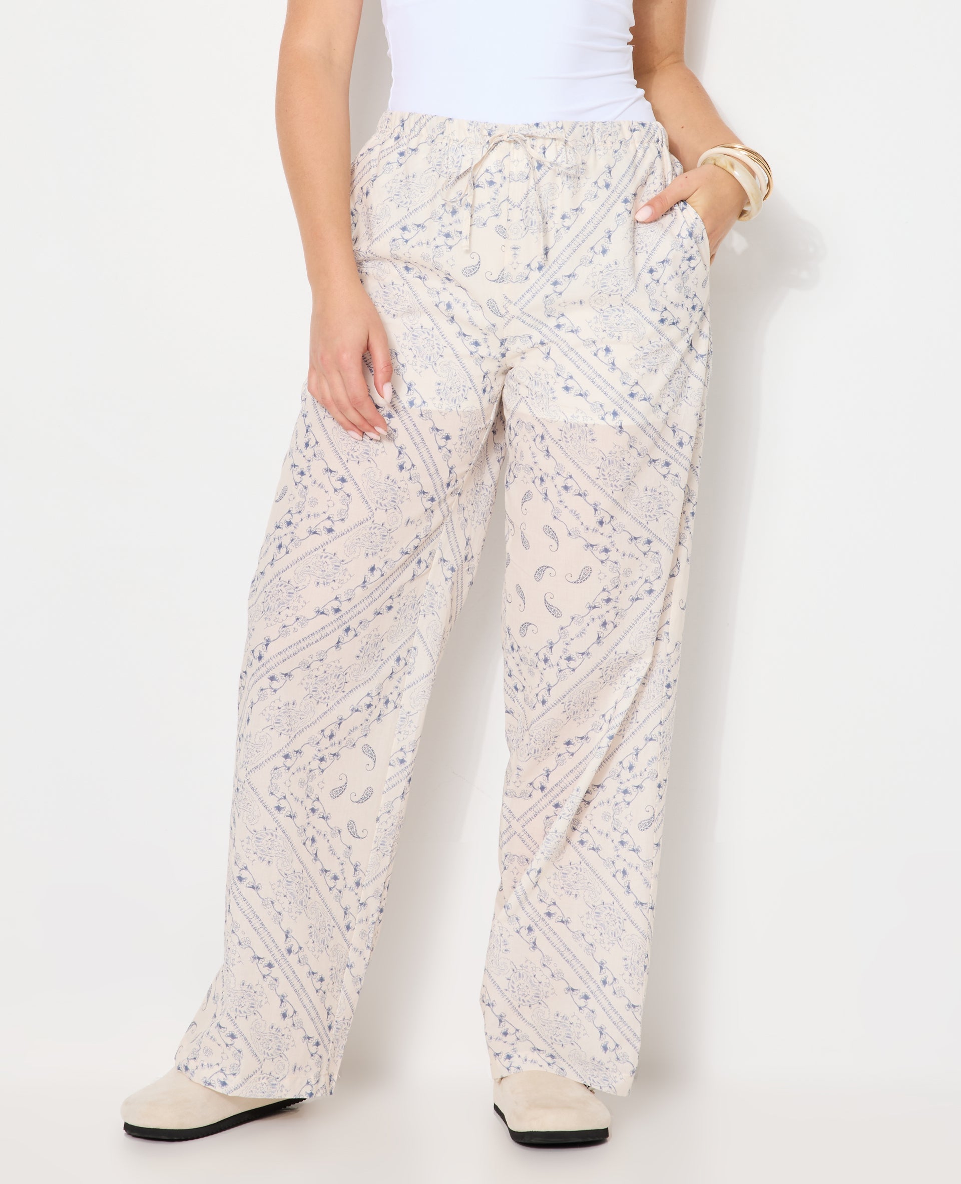 Pantalon large et droit motif fleurs et bandana