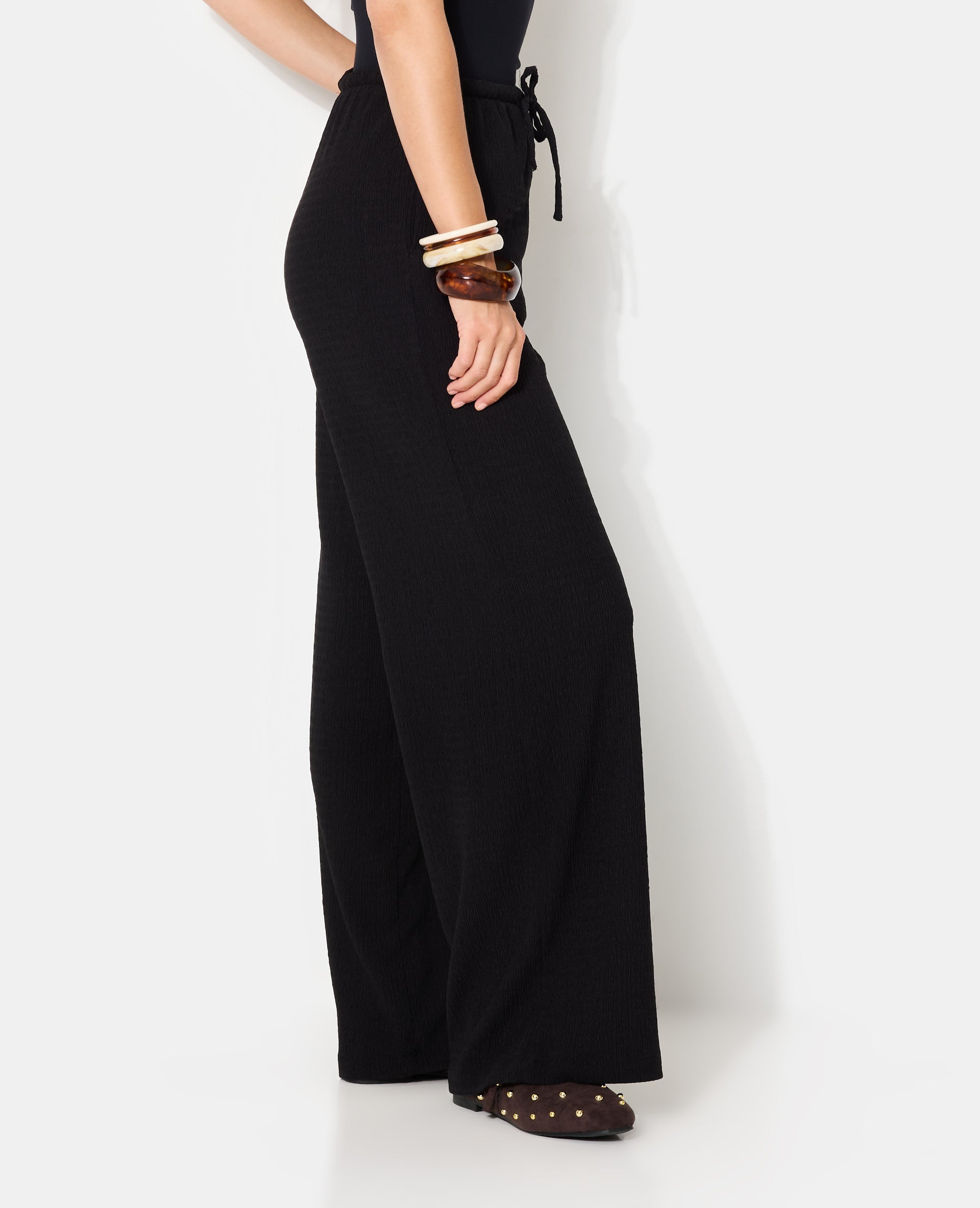 Pantalon large et droit en tissu reliefé