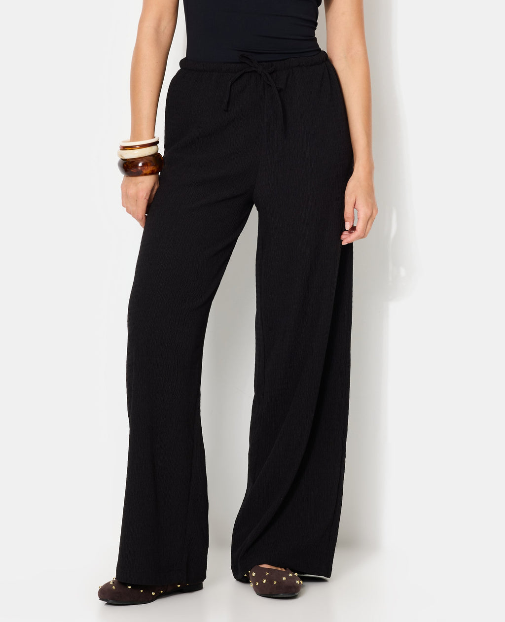Pantalon large et droit en tissu reliefé