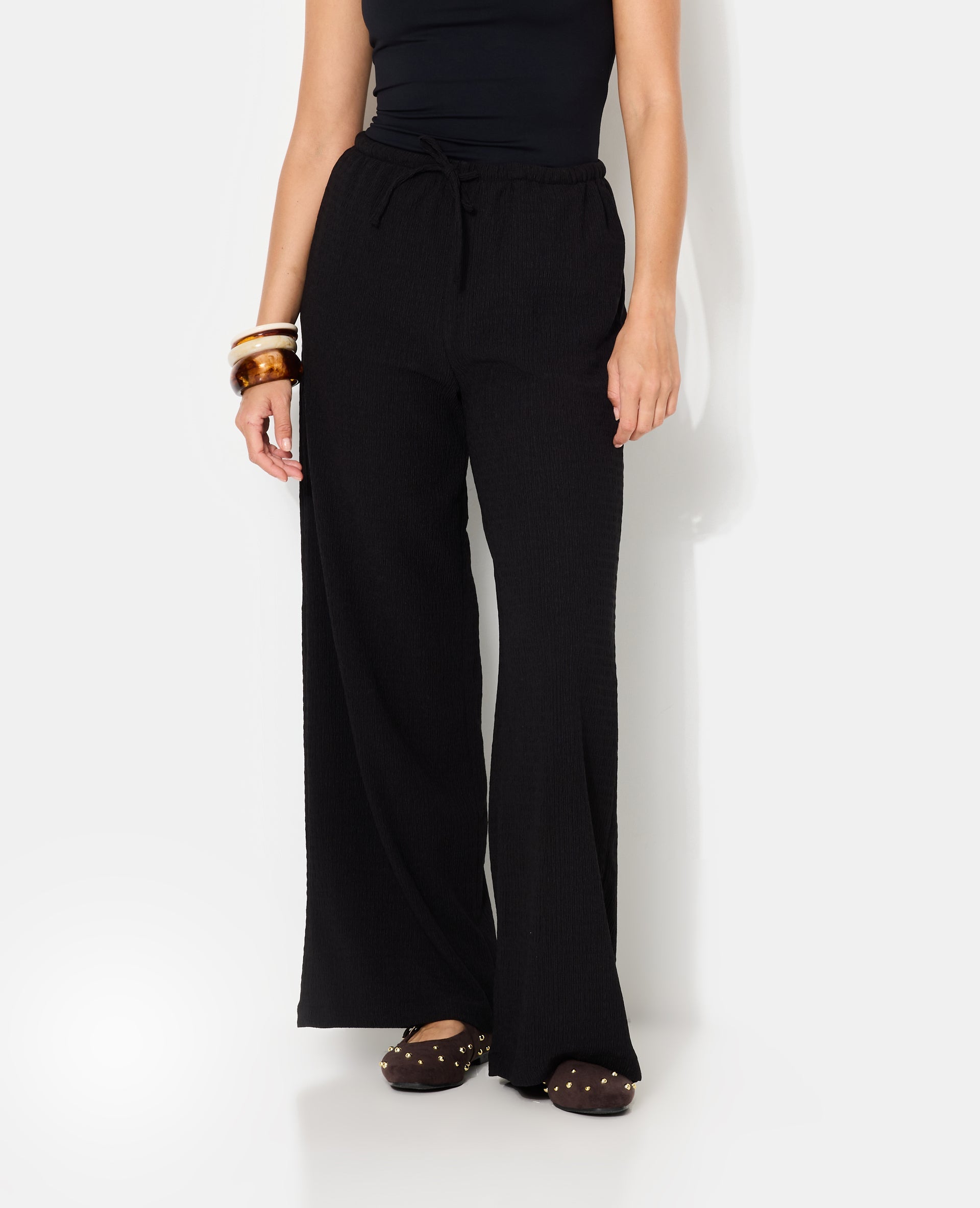 Pantalon large et droit en tissu reliefé