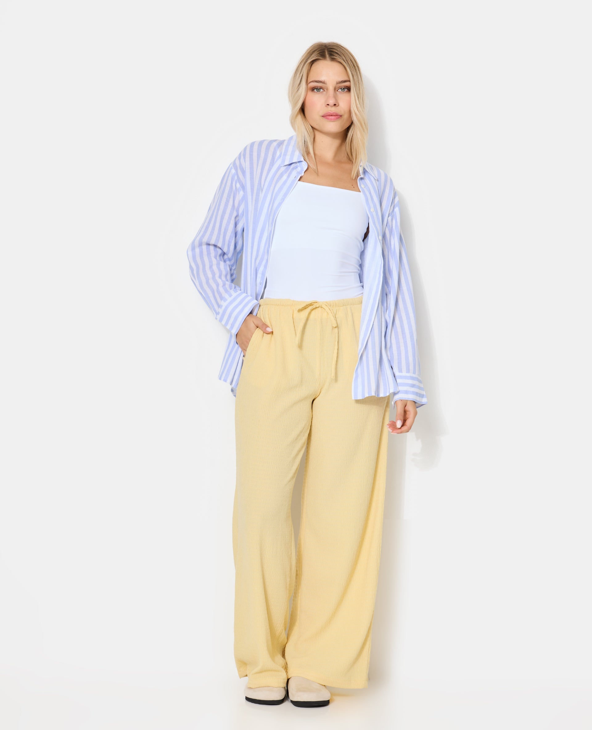 Pantalon large et droit en tissu reliefé