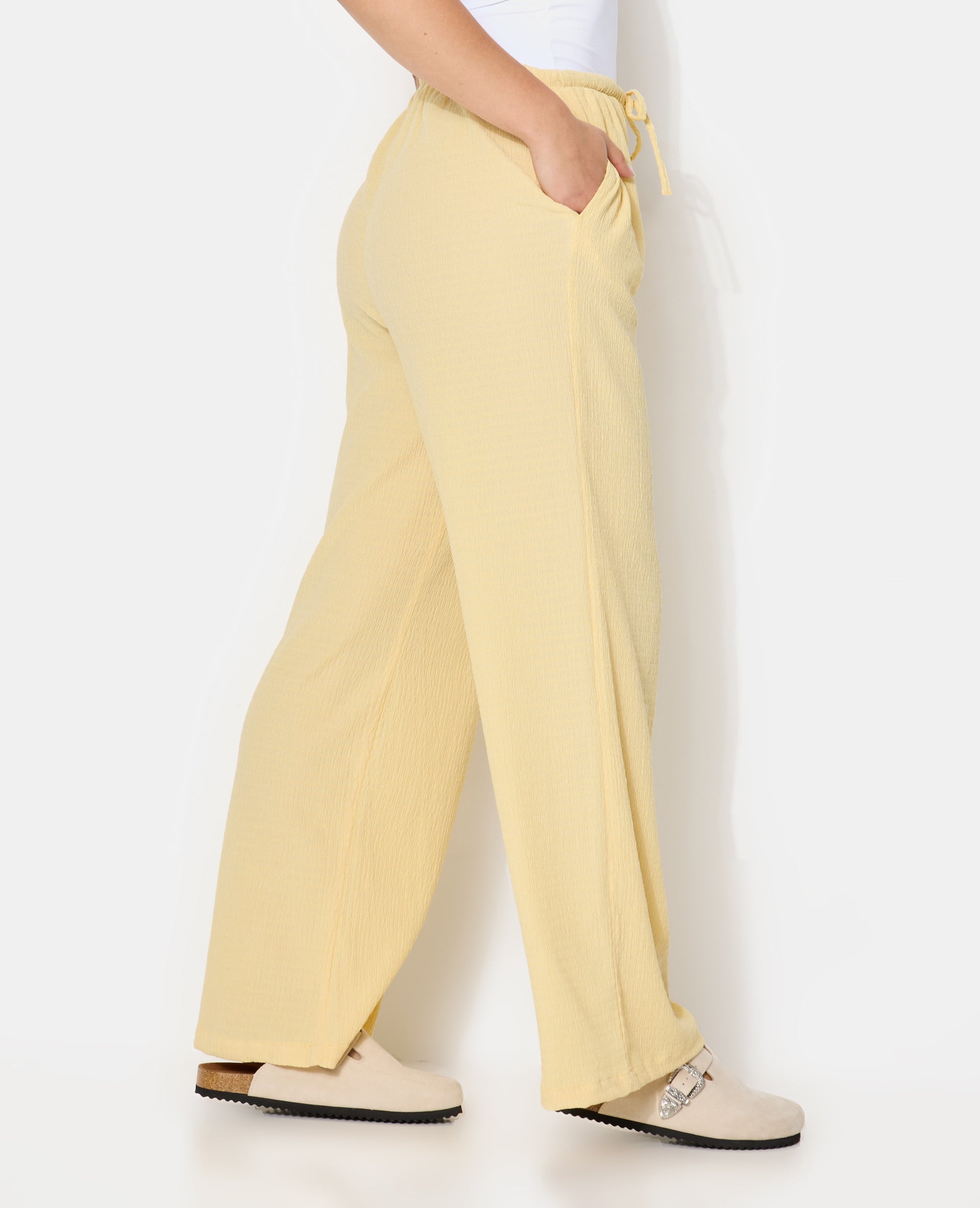 Pantalon large et droit en tissu reliefé