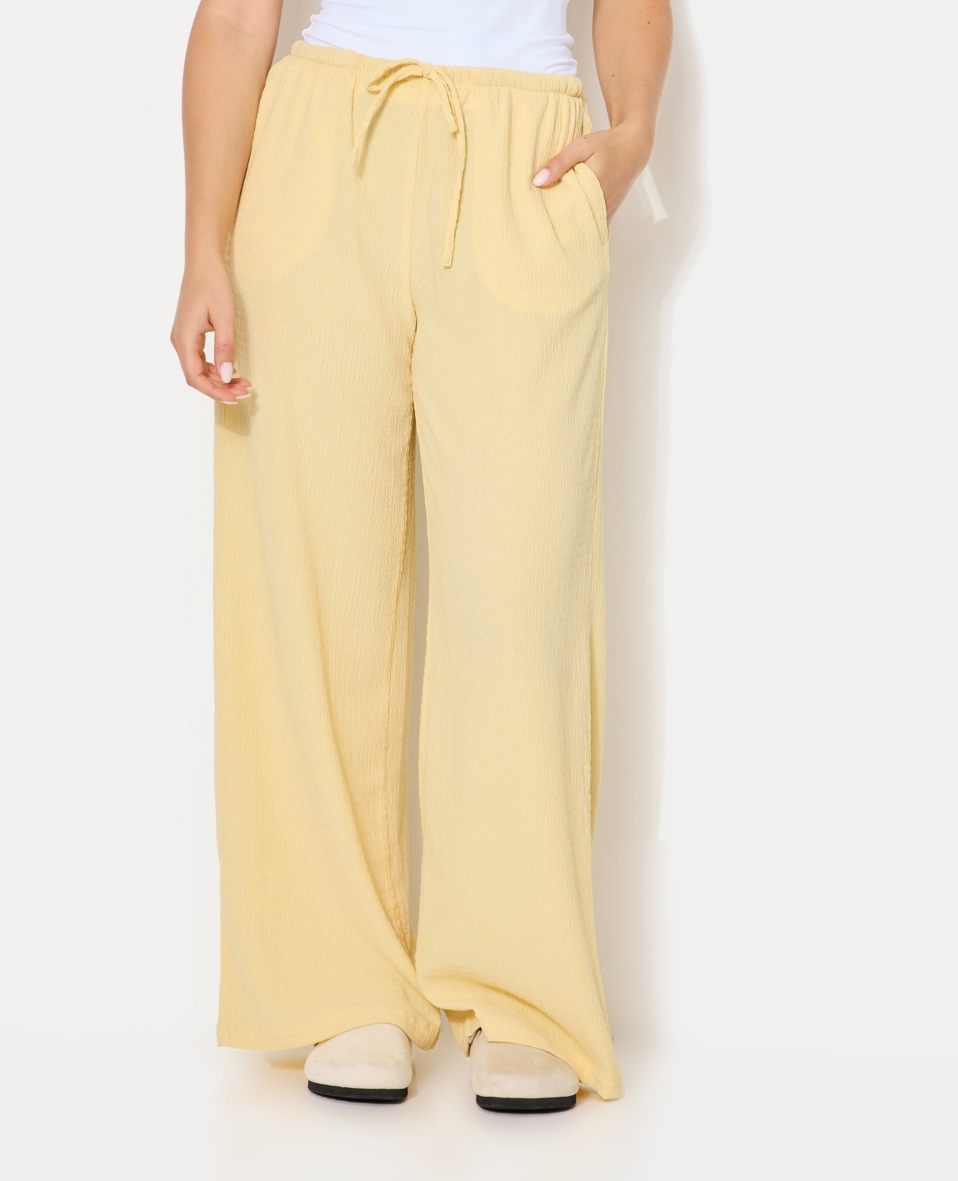 Pantalon large et droit en tissu reliefé