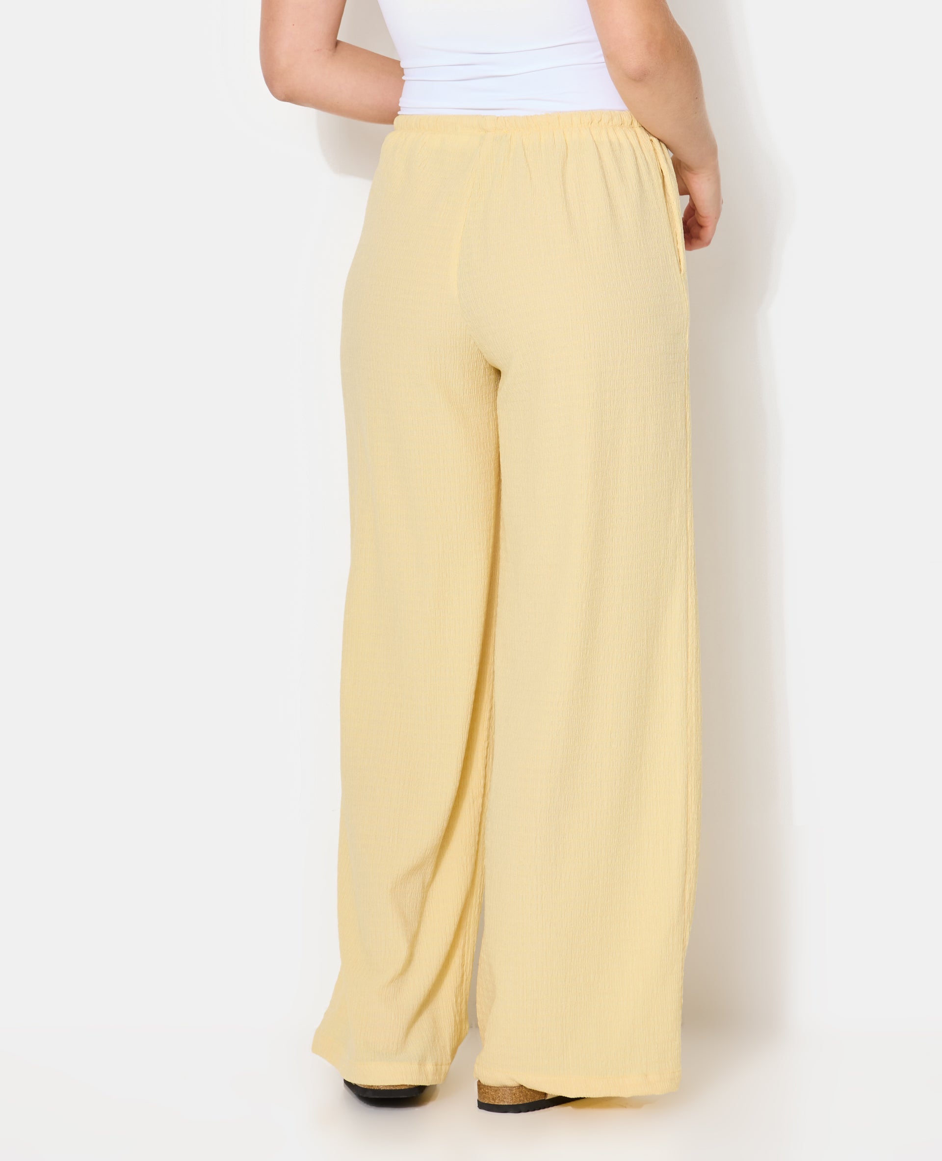 Pantalon large et droit en tissu reliefé