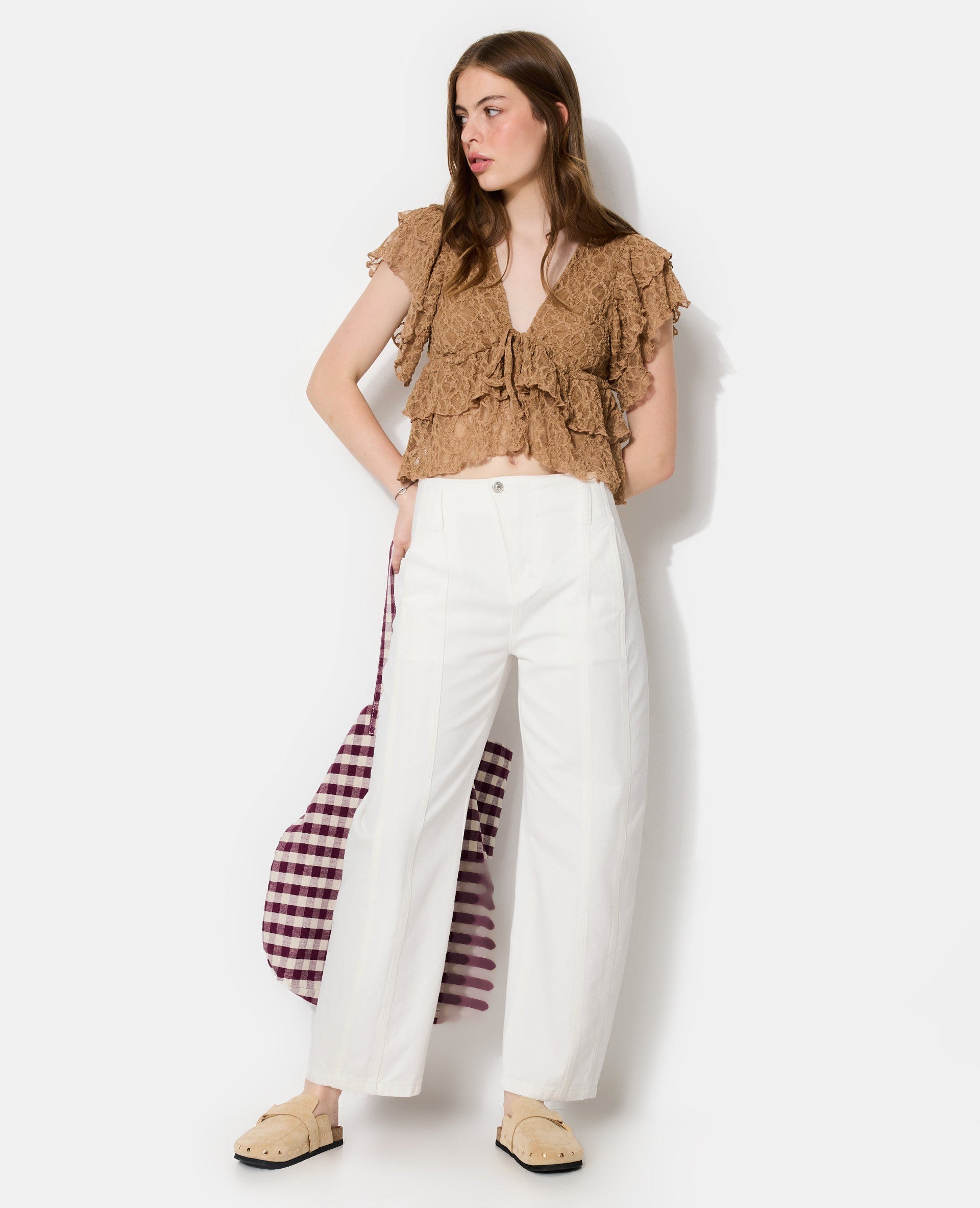 Jean barrel avec jeux de couture et bouton décalé