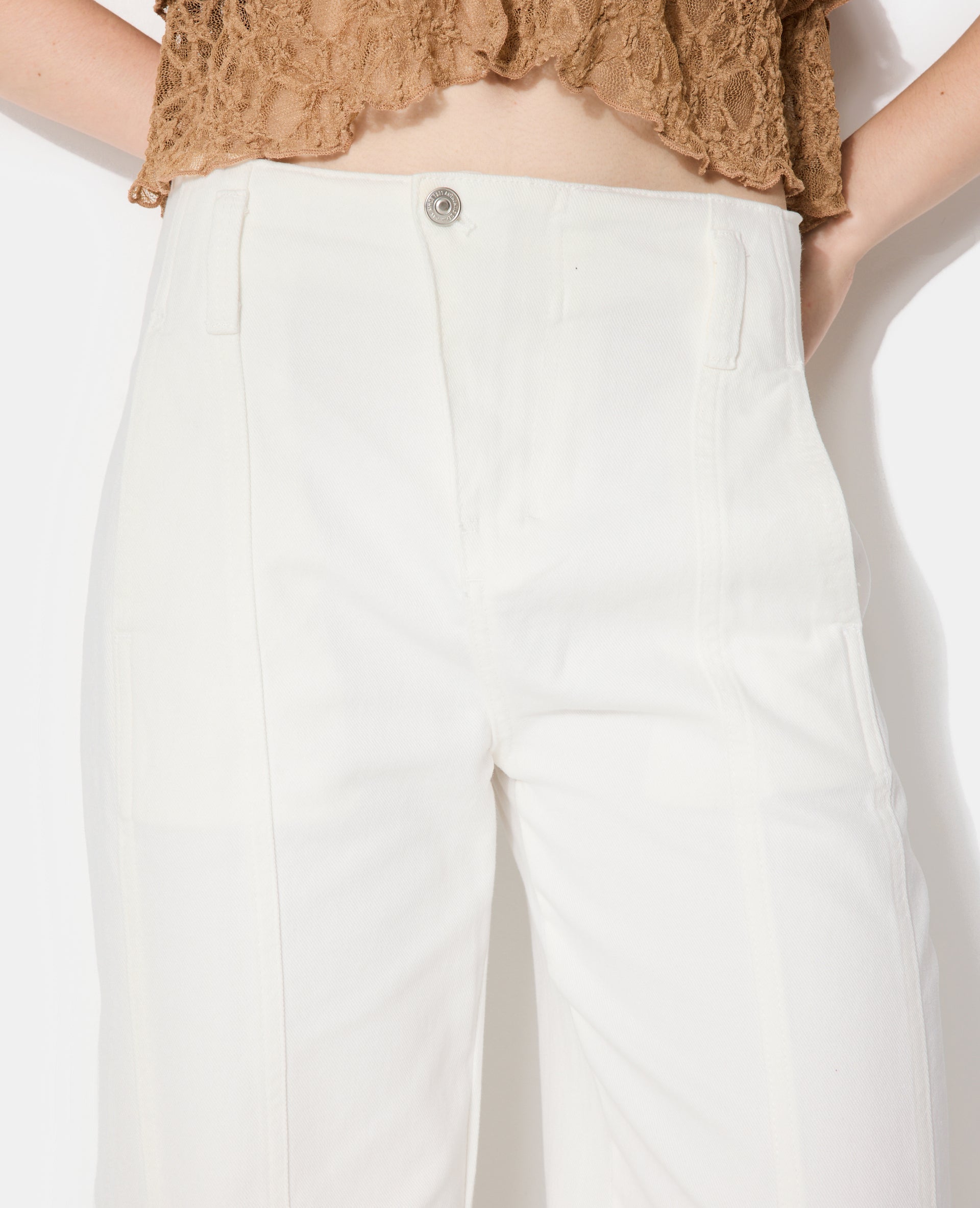 Jean barrel avec jeux de couture et bouton décalé