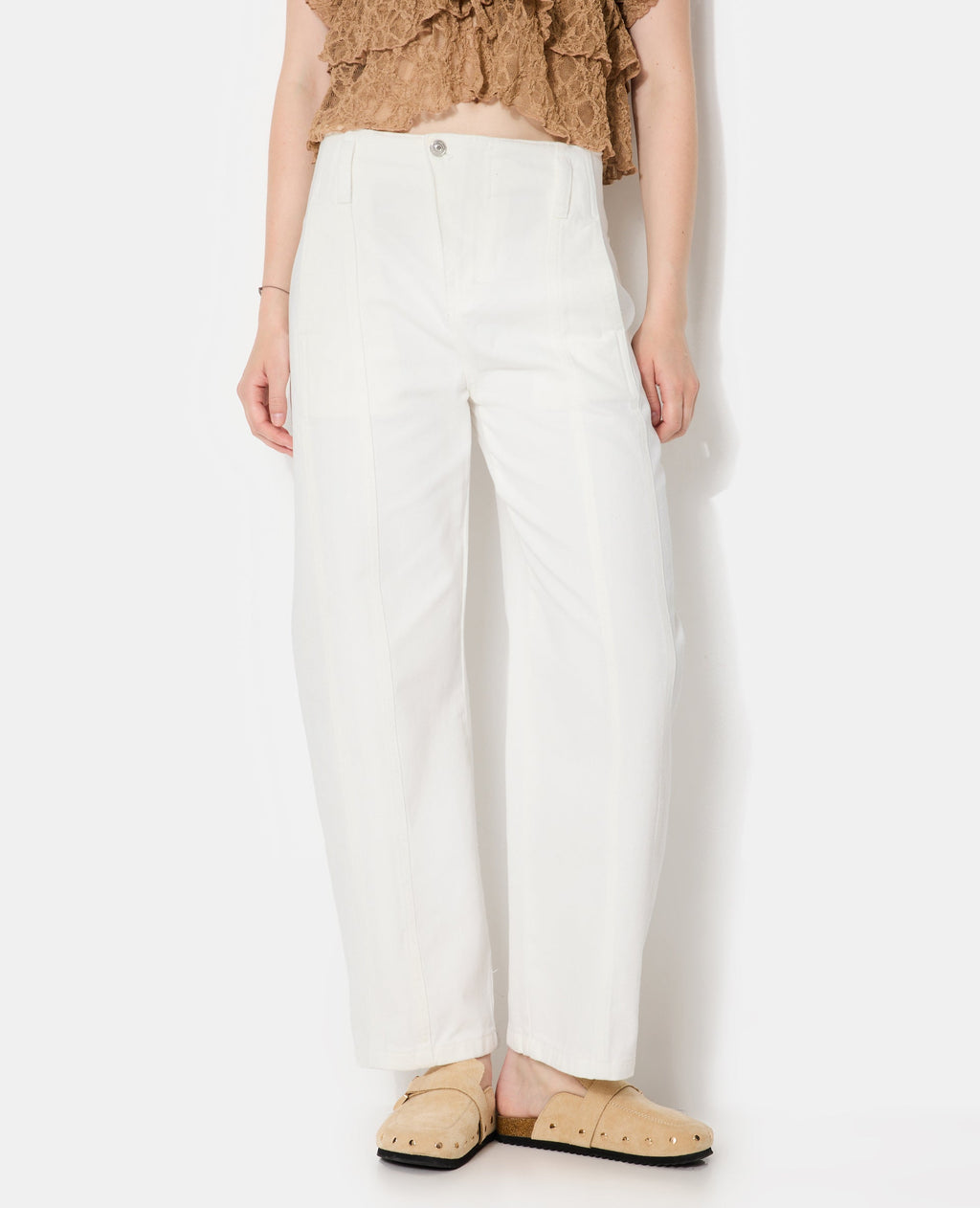 Jean barrel avec jeux de couture et bouton décalé