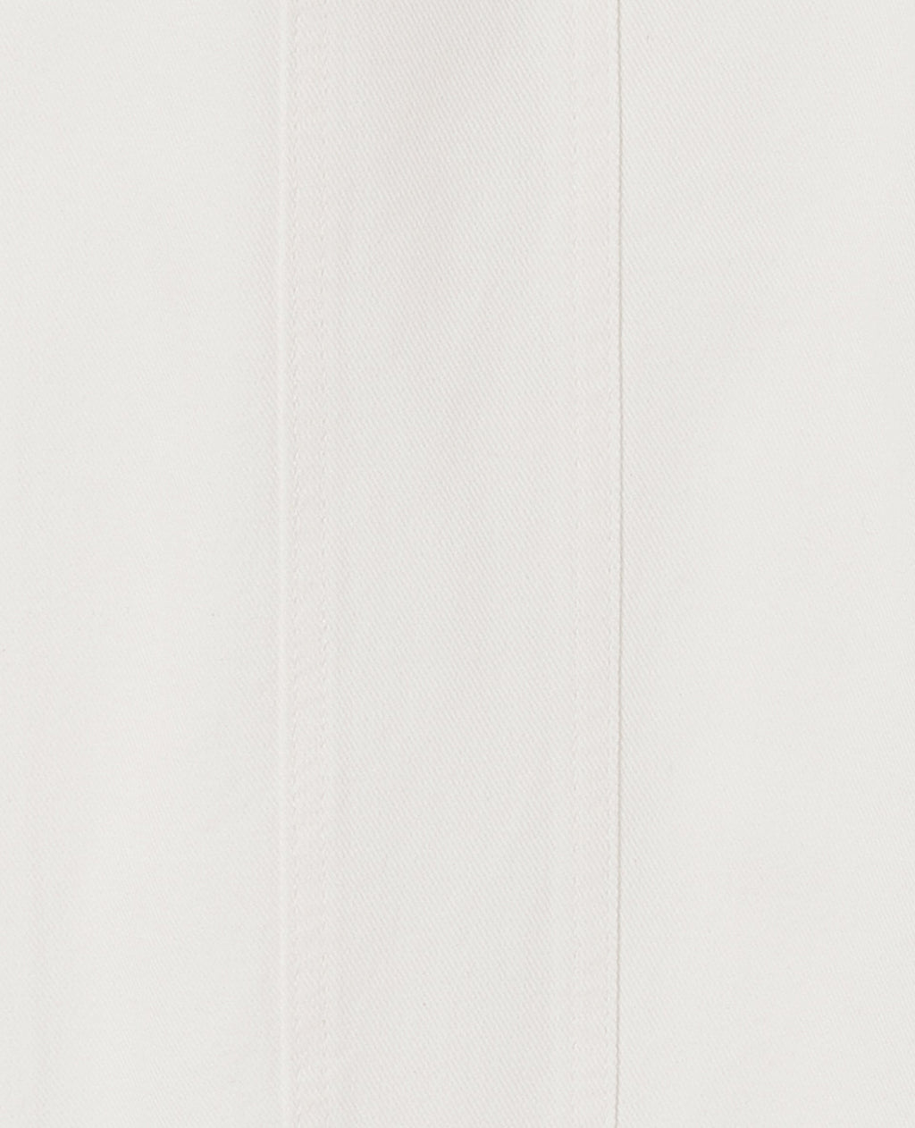 Jean barrel avec jeux de couture et bouton décalé