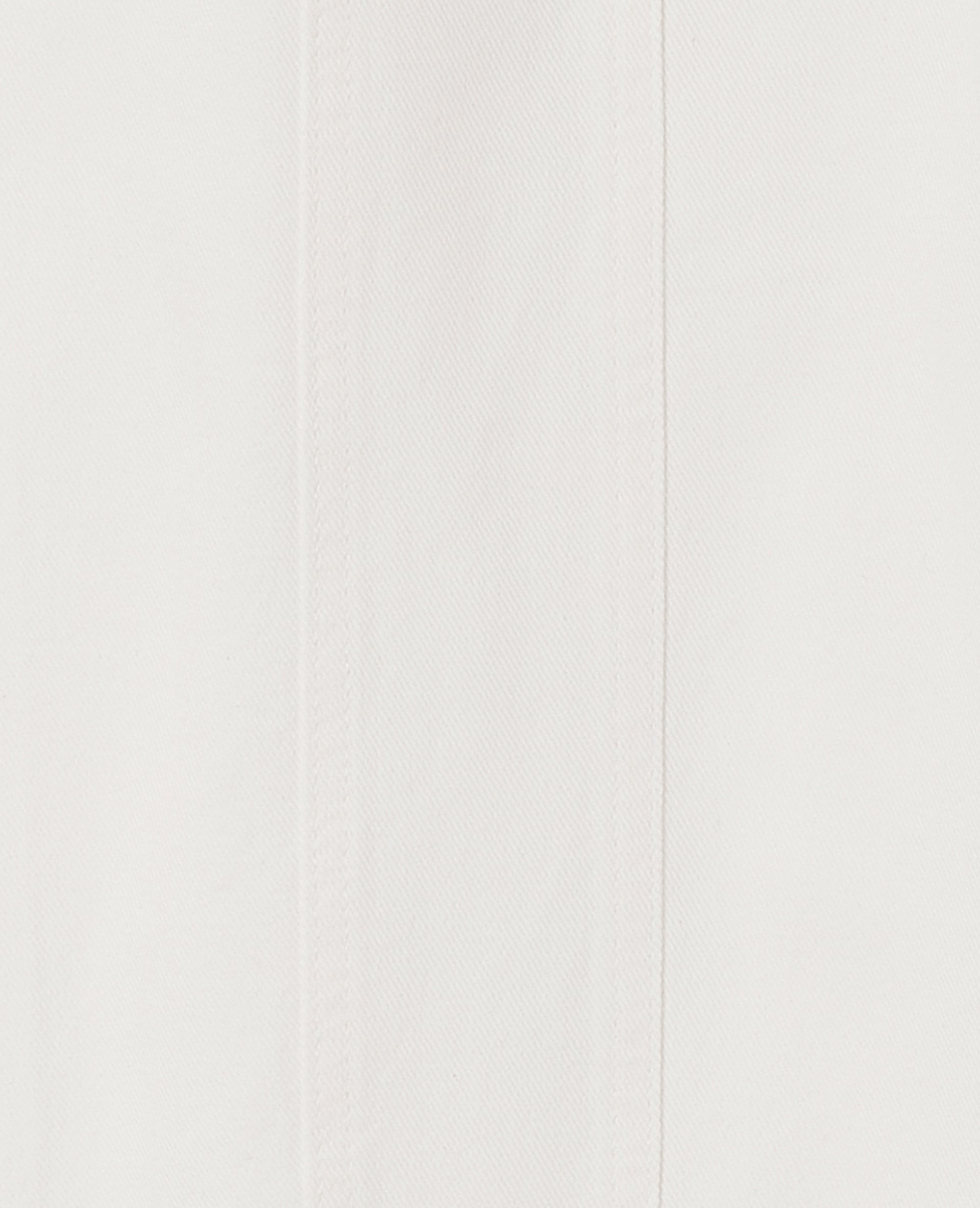 Jean barrel avec jeux de couture et bouton décalé