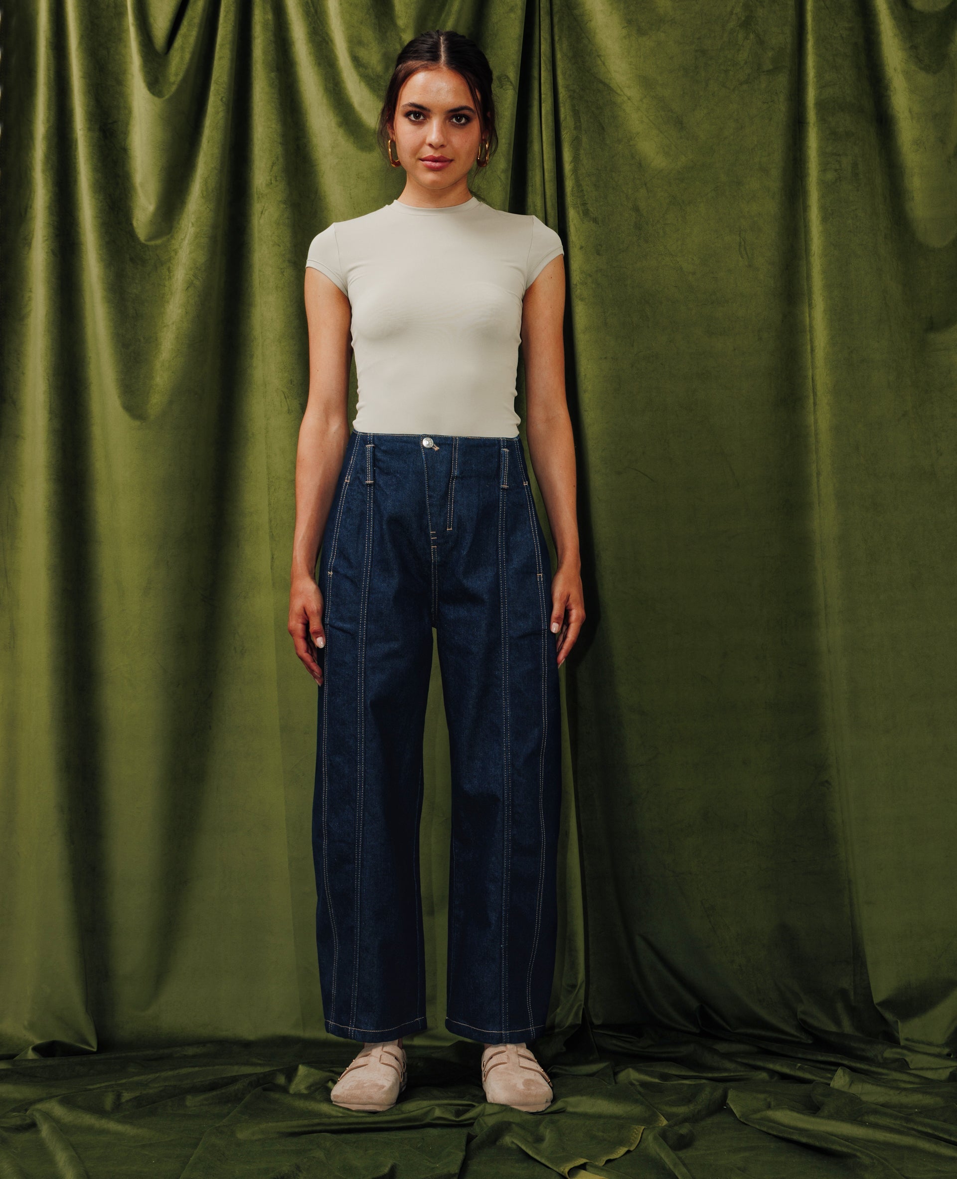 Jean barrel avec jeux de couture et bouton décalé