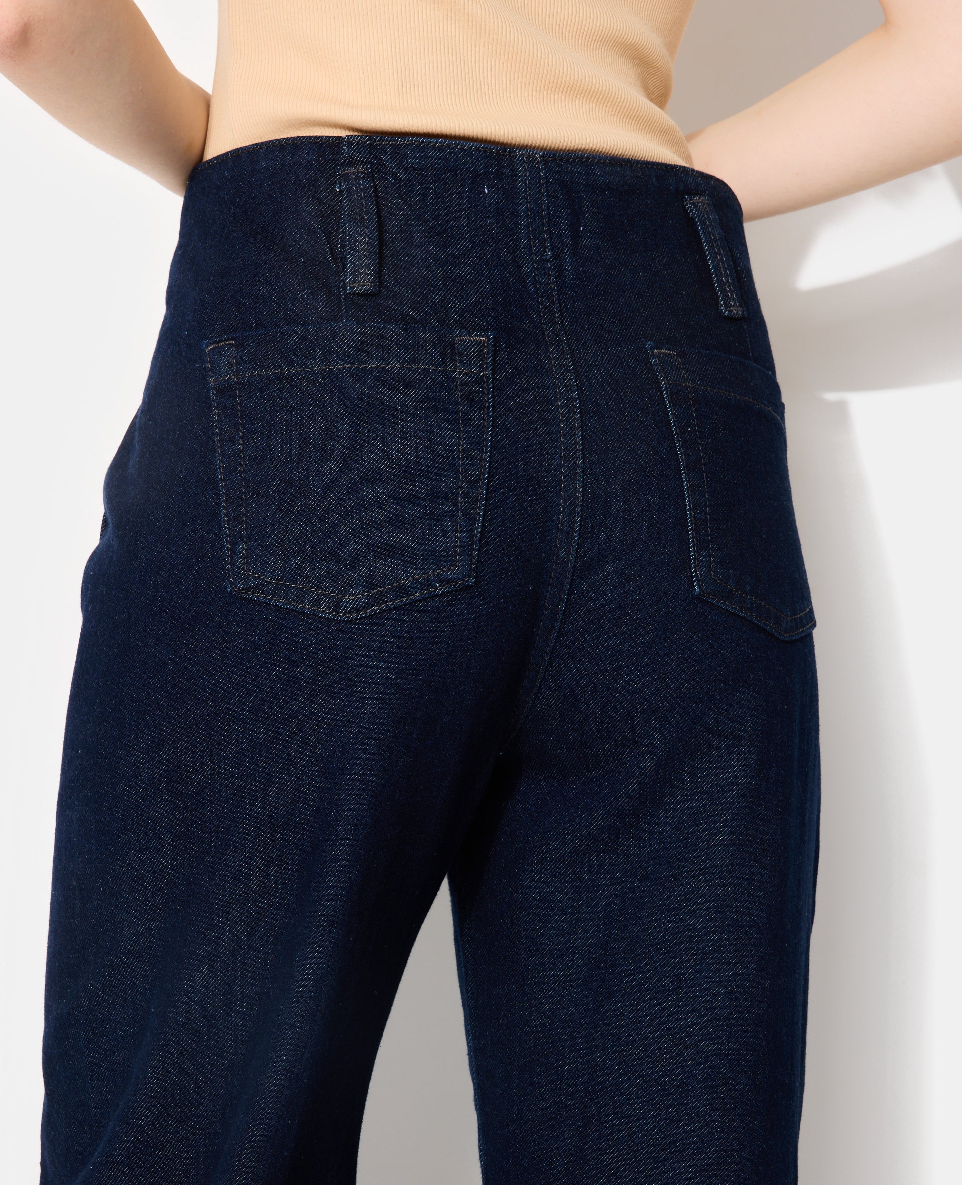 Jean barrel avec jeux de couture et bouton décalé