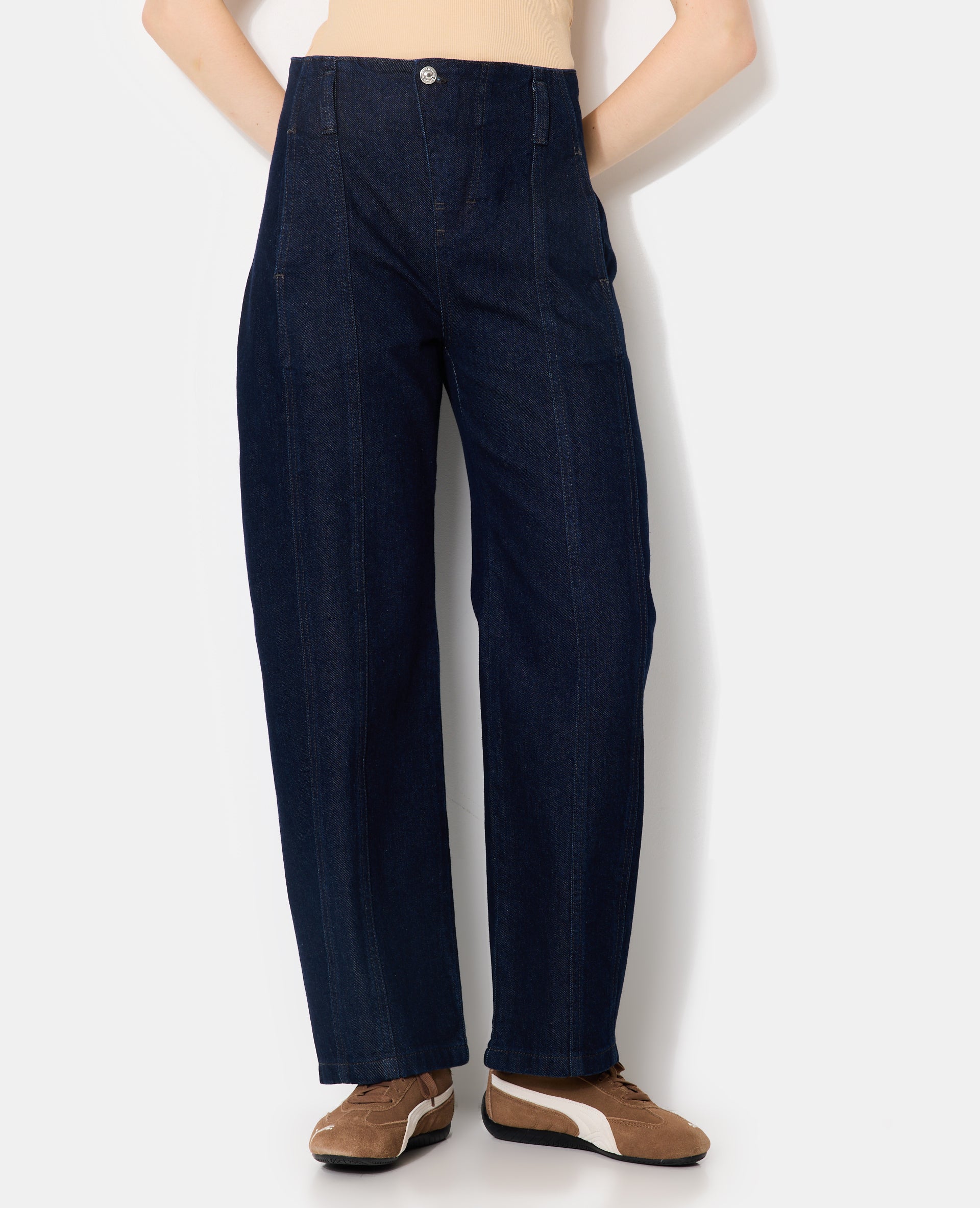 Jean barrel avec jeux de couture et bouton décalé
