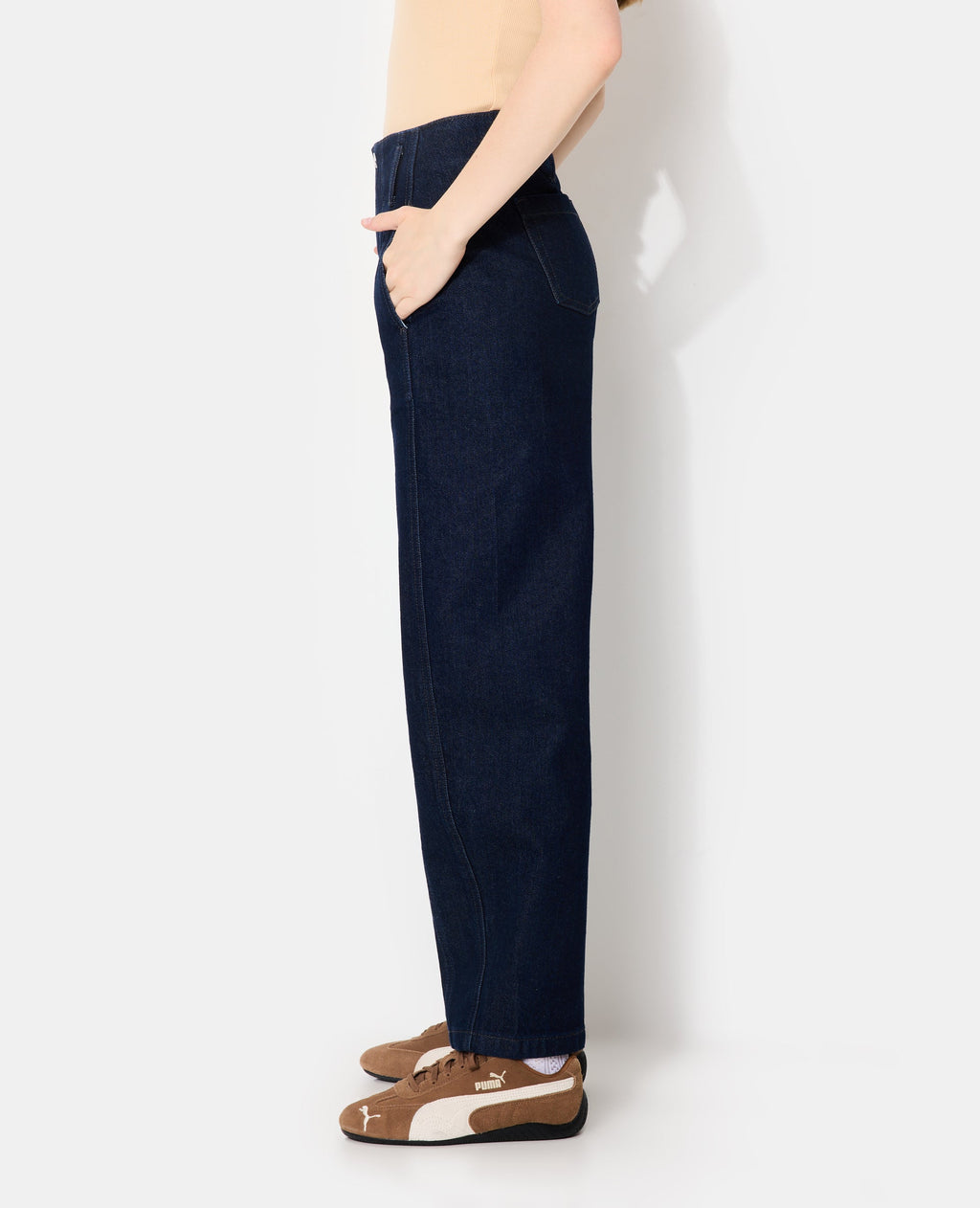 Jean barrel avec jeux de couture et bouton décalé