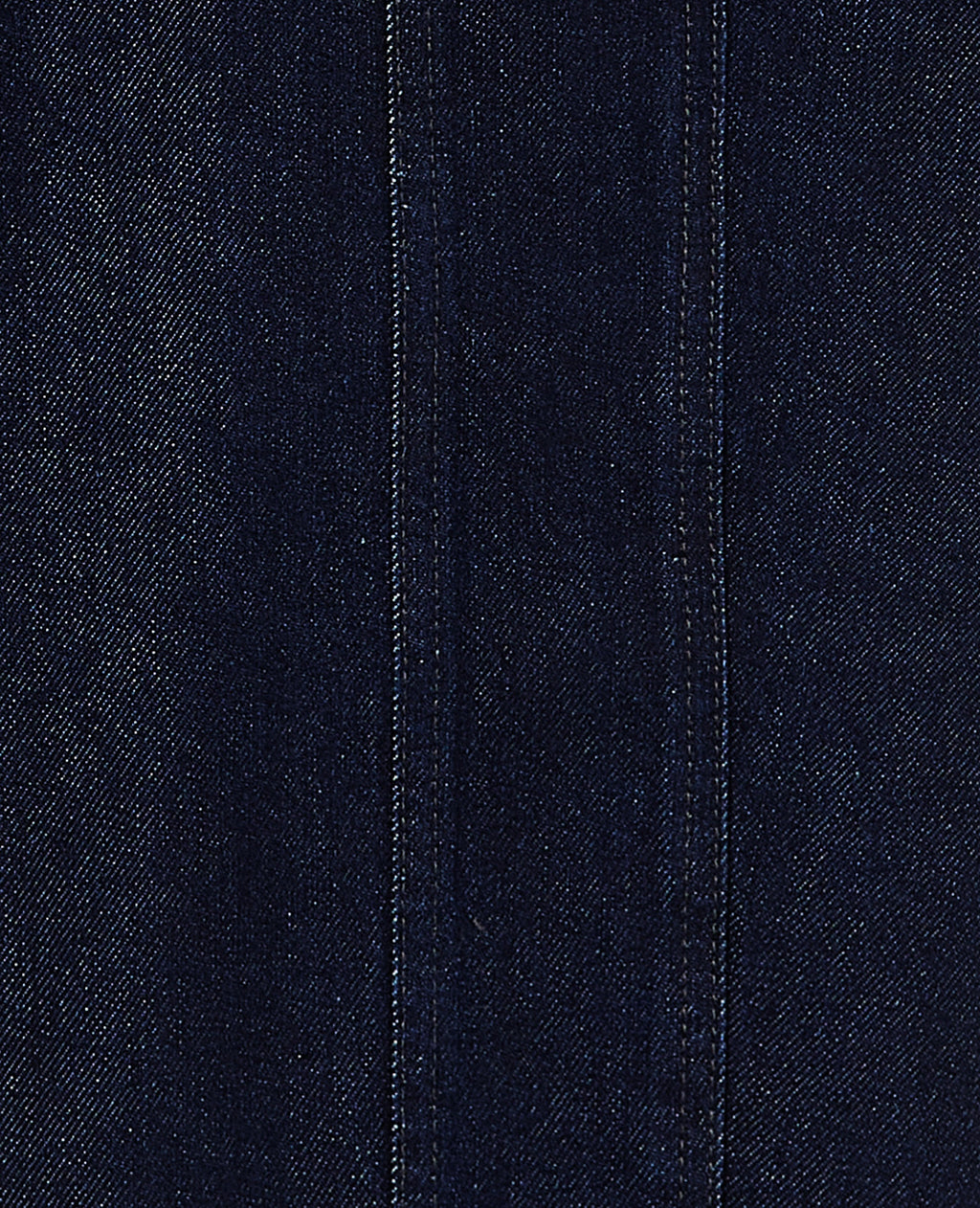 Jean barrel avec jeux de couture et bouton décalé