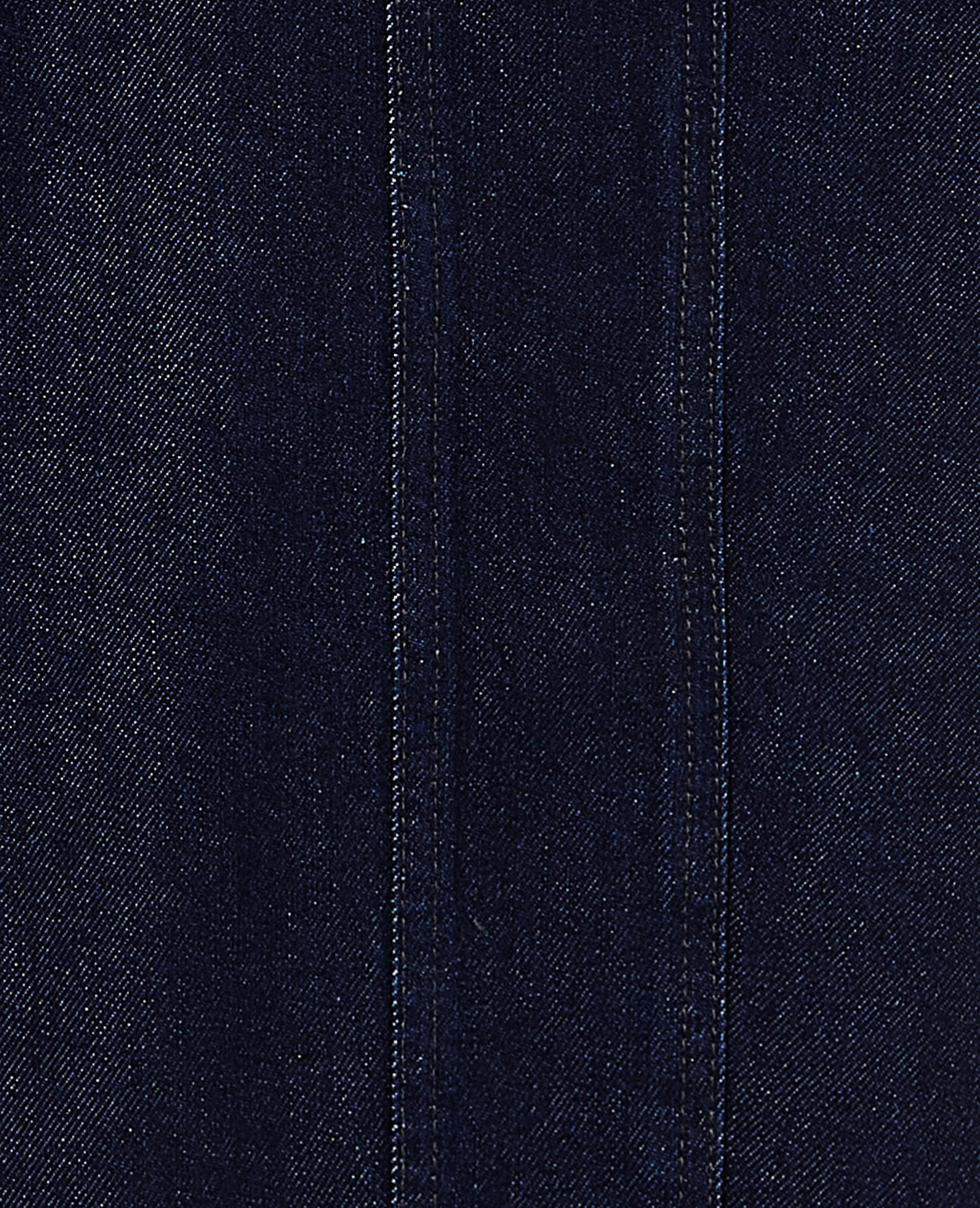 Jean barrel avec jeux de couture et bouton décalé