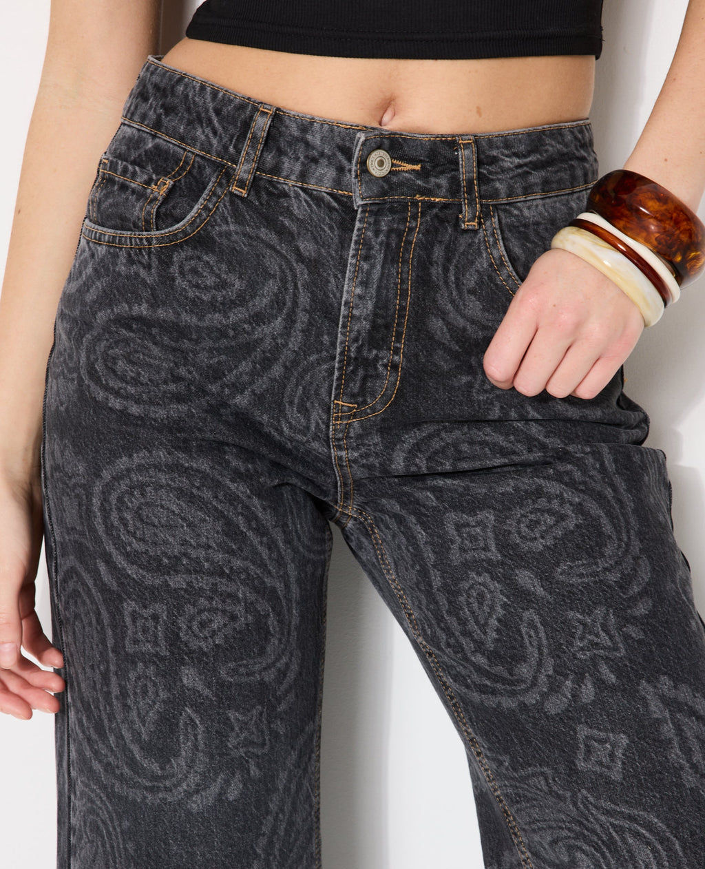 Jean straight taille haute avec motifs bandana