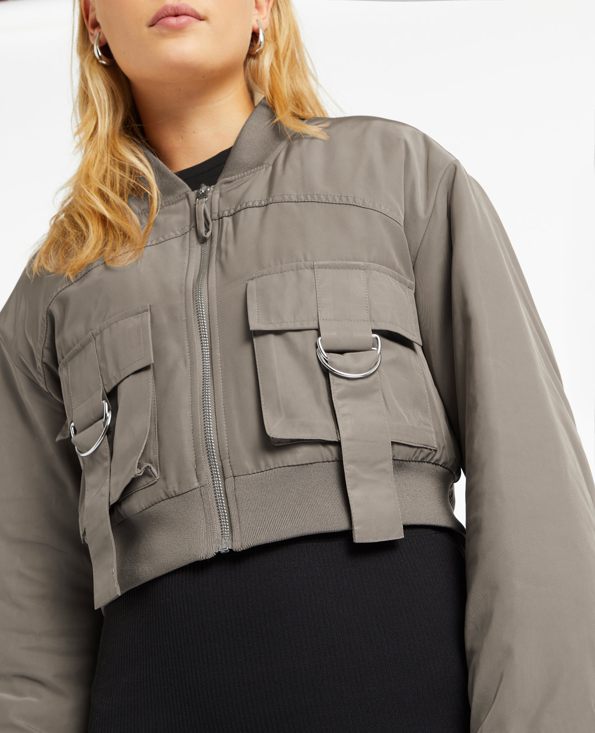 Bomber court avec poches et sangles