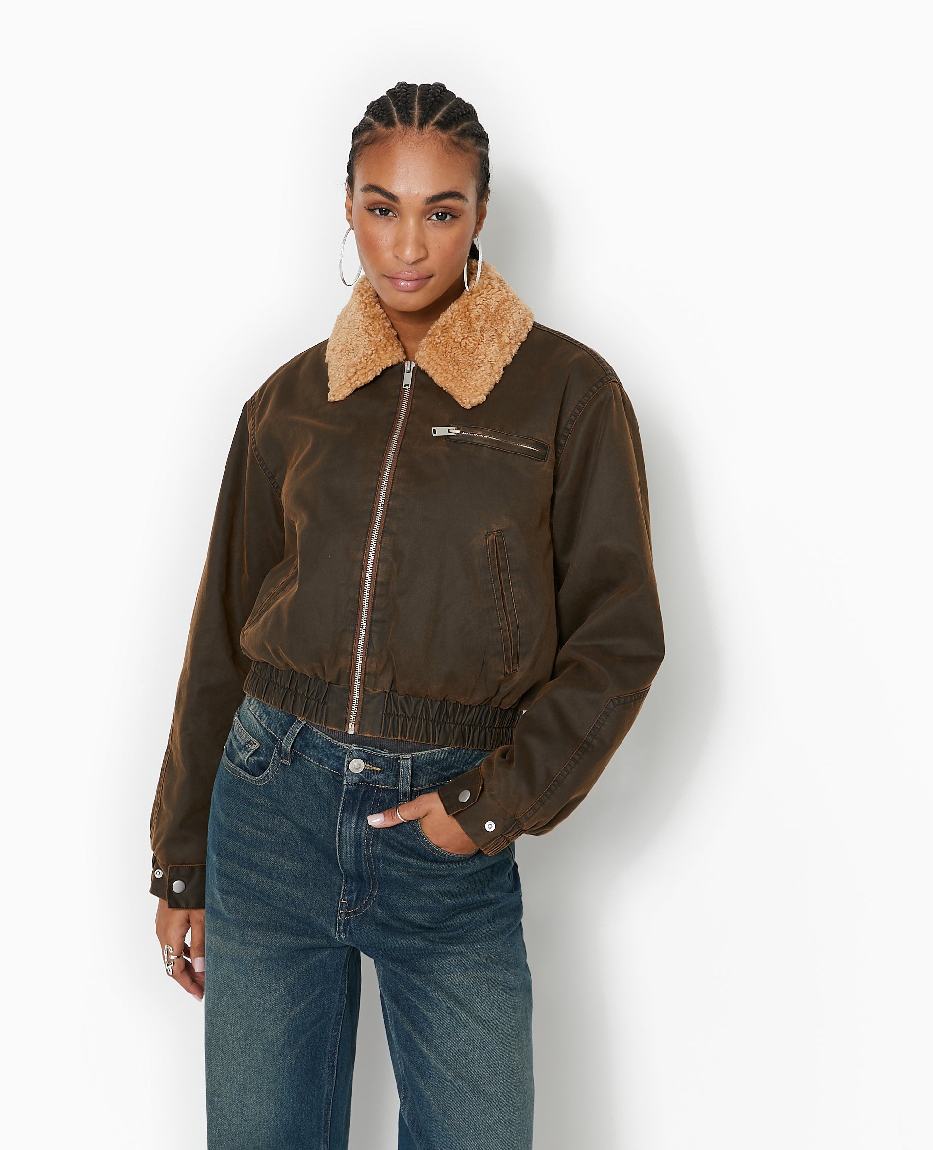 Bouson court en toile effet huilé avec col sherpa