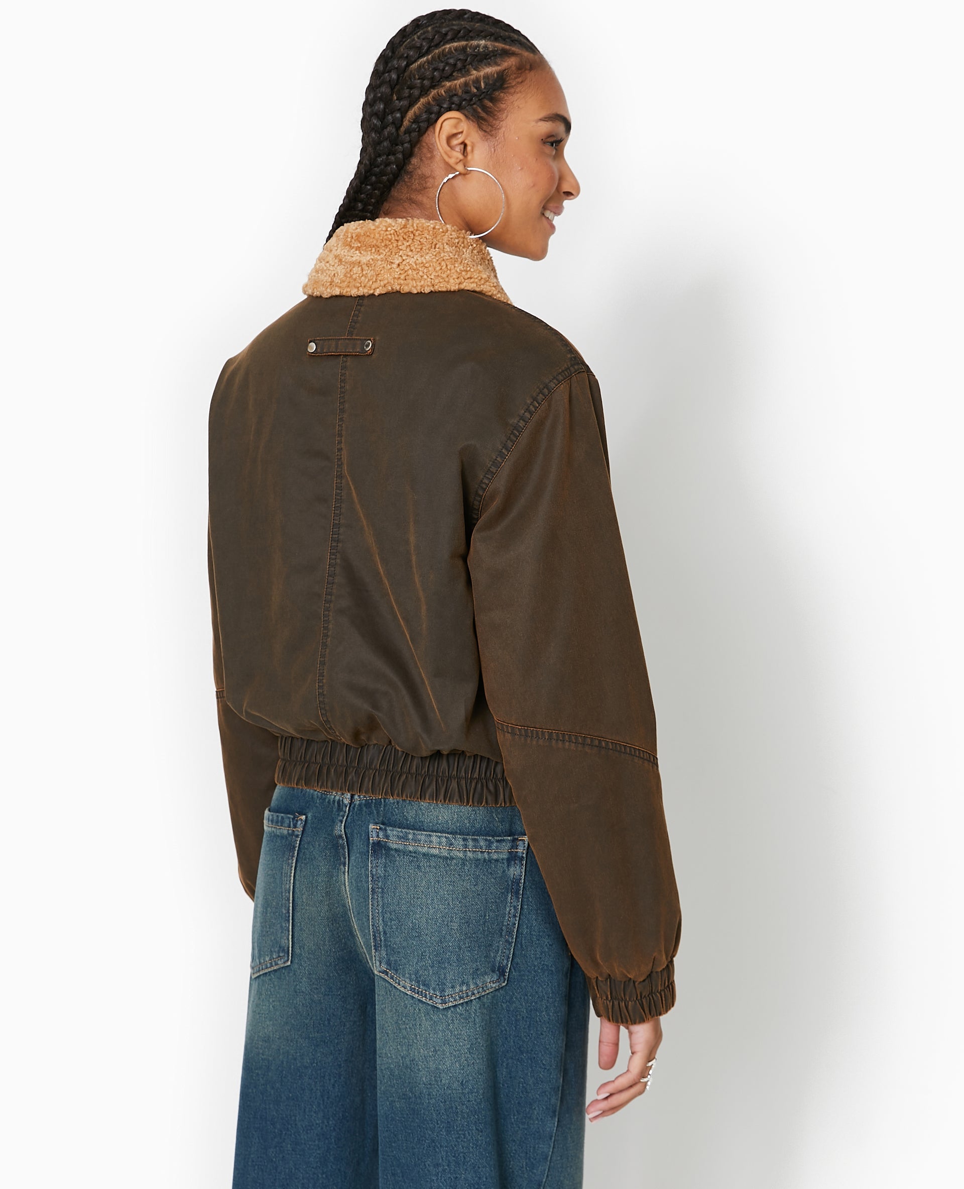 Bouson court en toile effet huilé avec col sherpa