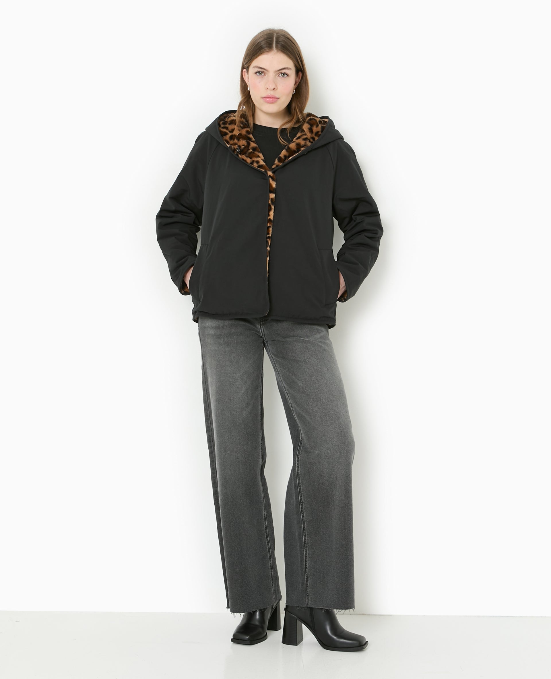 Manteau court réversible avec fourrure motif léopard