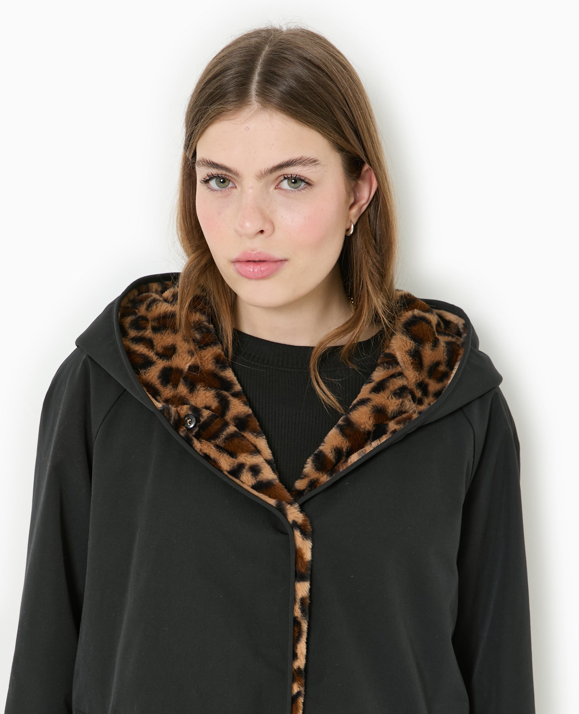 Manteau court réversible avec fourrure motif léopard