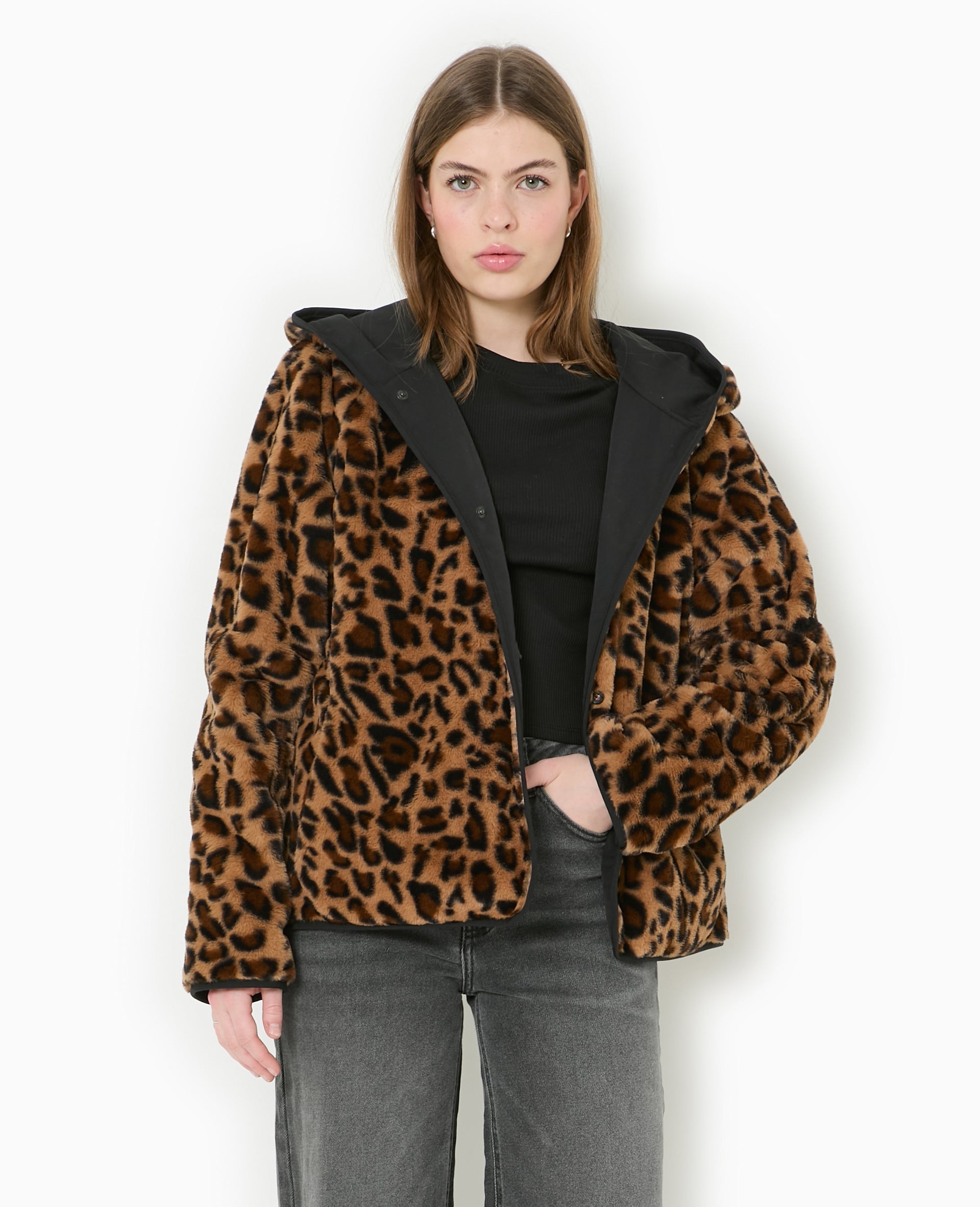 Manteau court réversible avec fourrure motif léopard