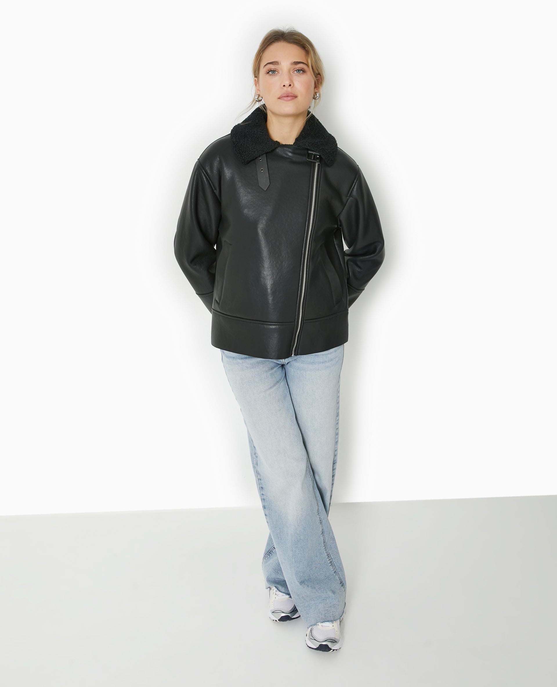 Blouson bombardier en simili avec sherpa