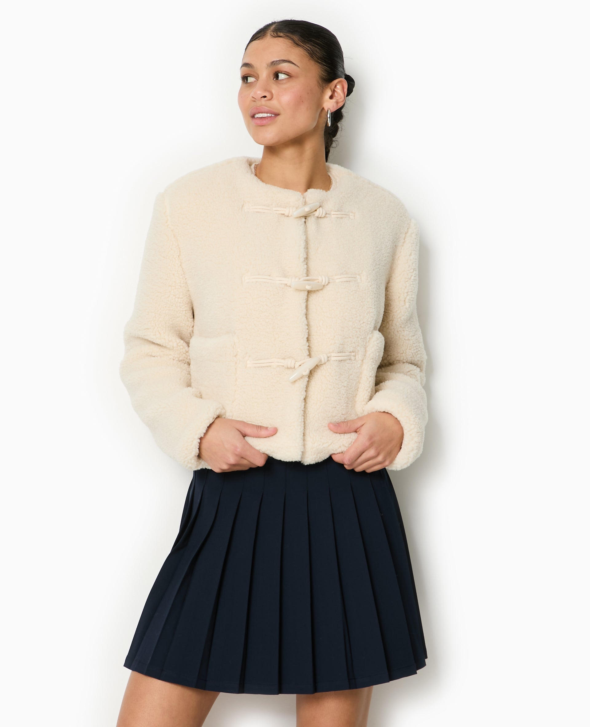 Manteau court en sherpa avec boutons duffle coat