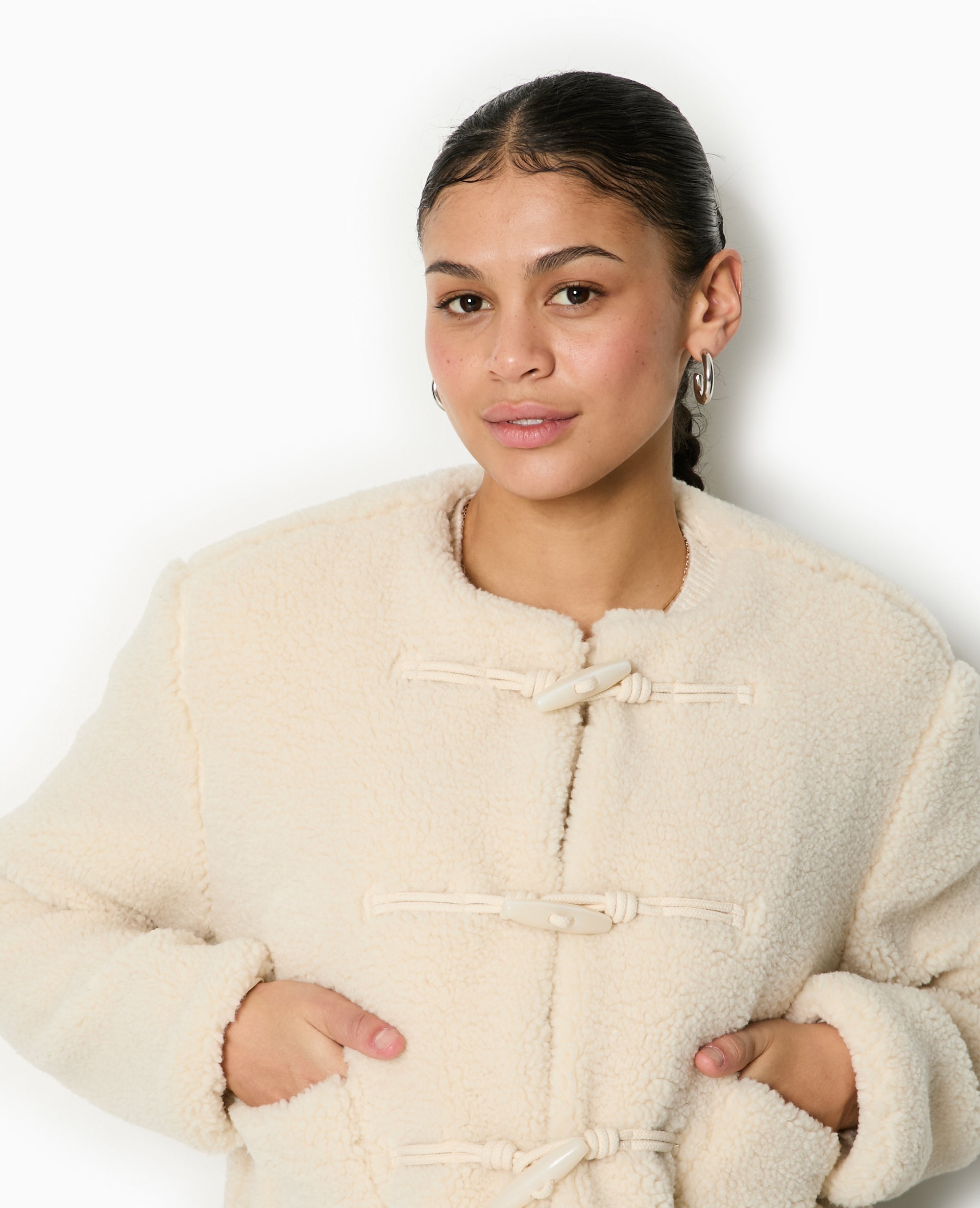 Manteau court en sherpa avec boutons duffle coat
