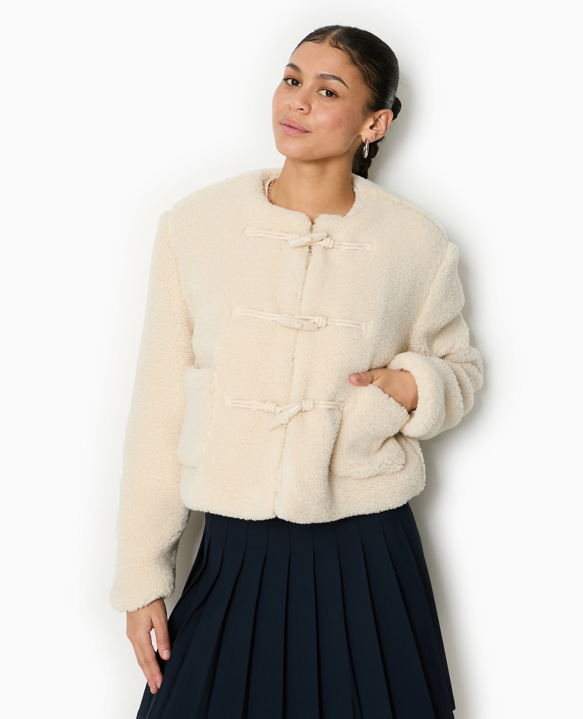 Manteau court en sherpa avec boutons duffle coat