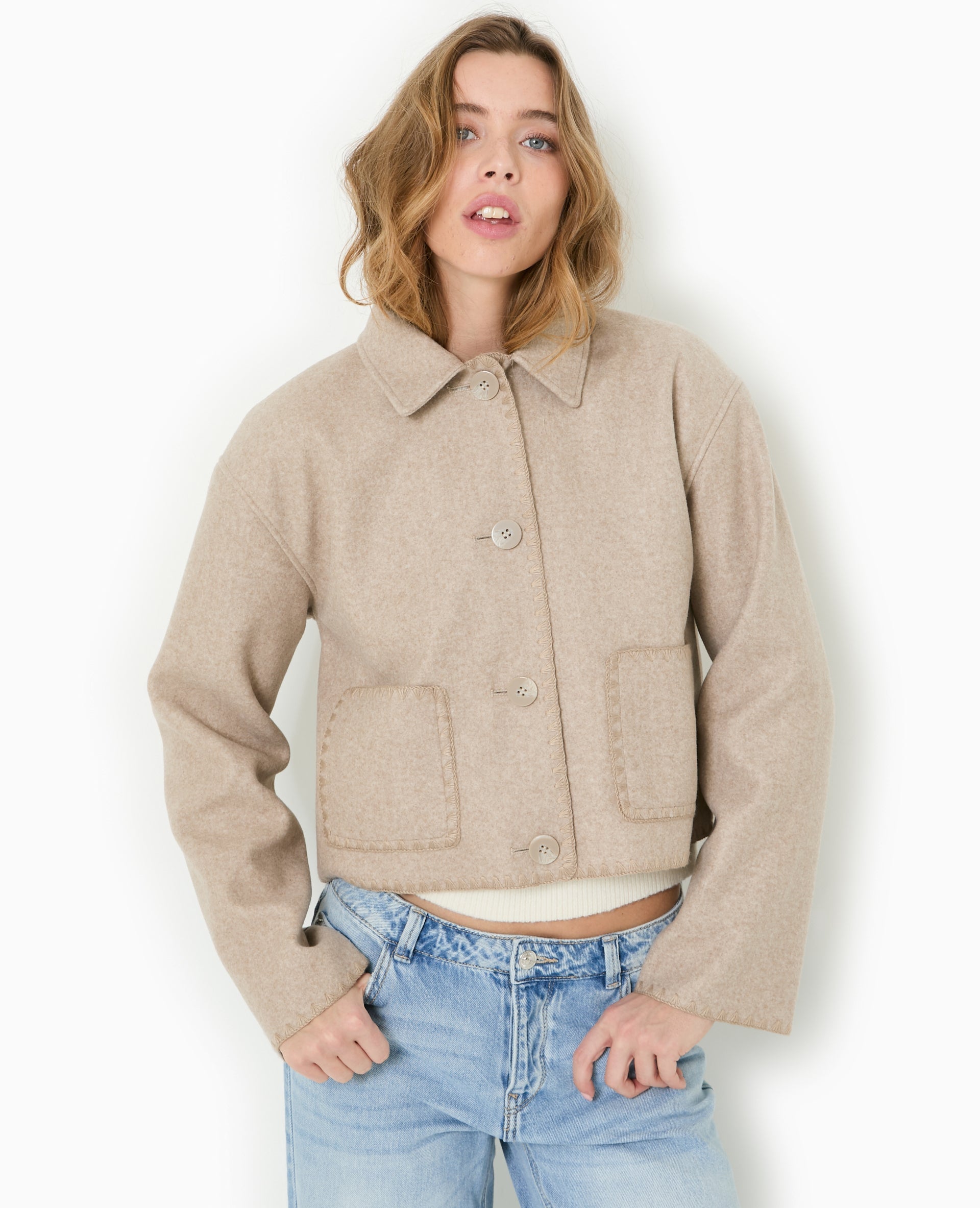 Manteau court avec coutures fantaisies