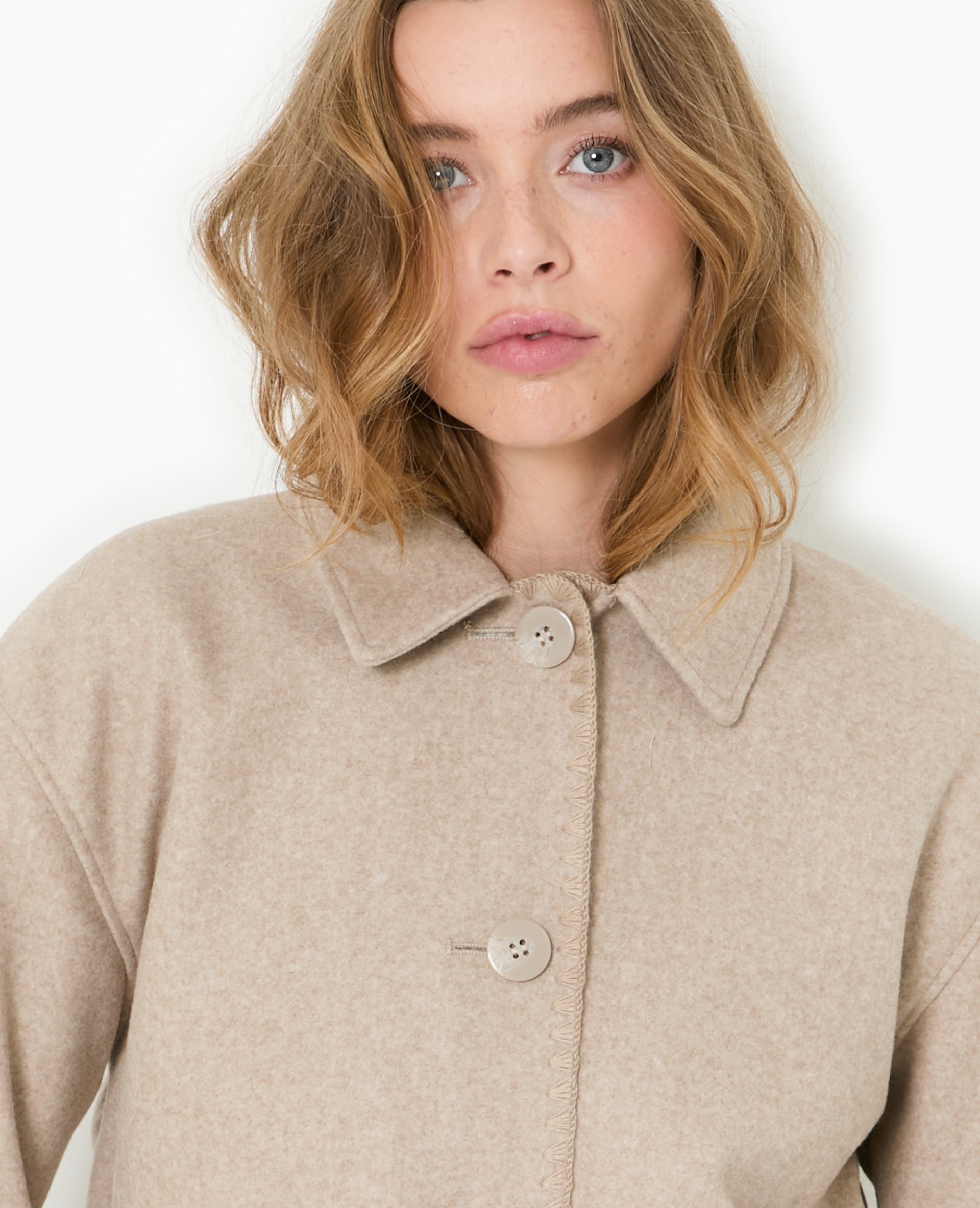 Manteau court avec coutures fantaisies
