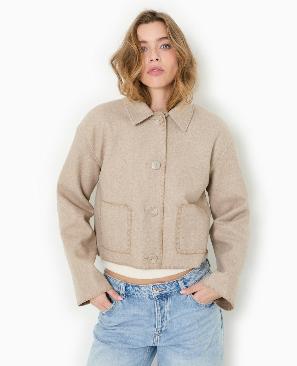 Manteau court avec coutures fantaisies