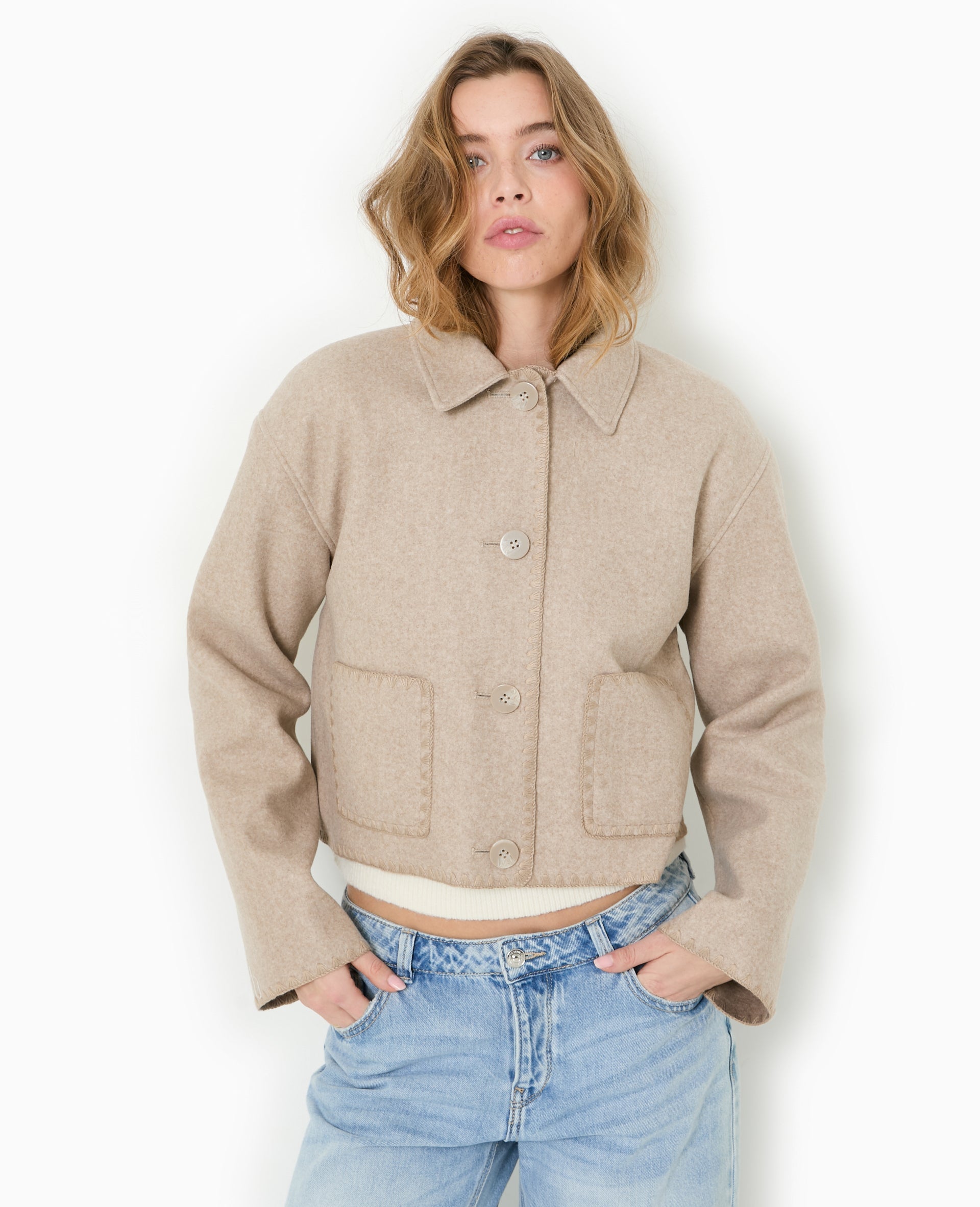 Manteau court avec coutures fantaisies
