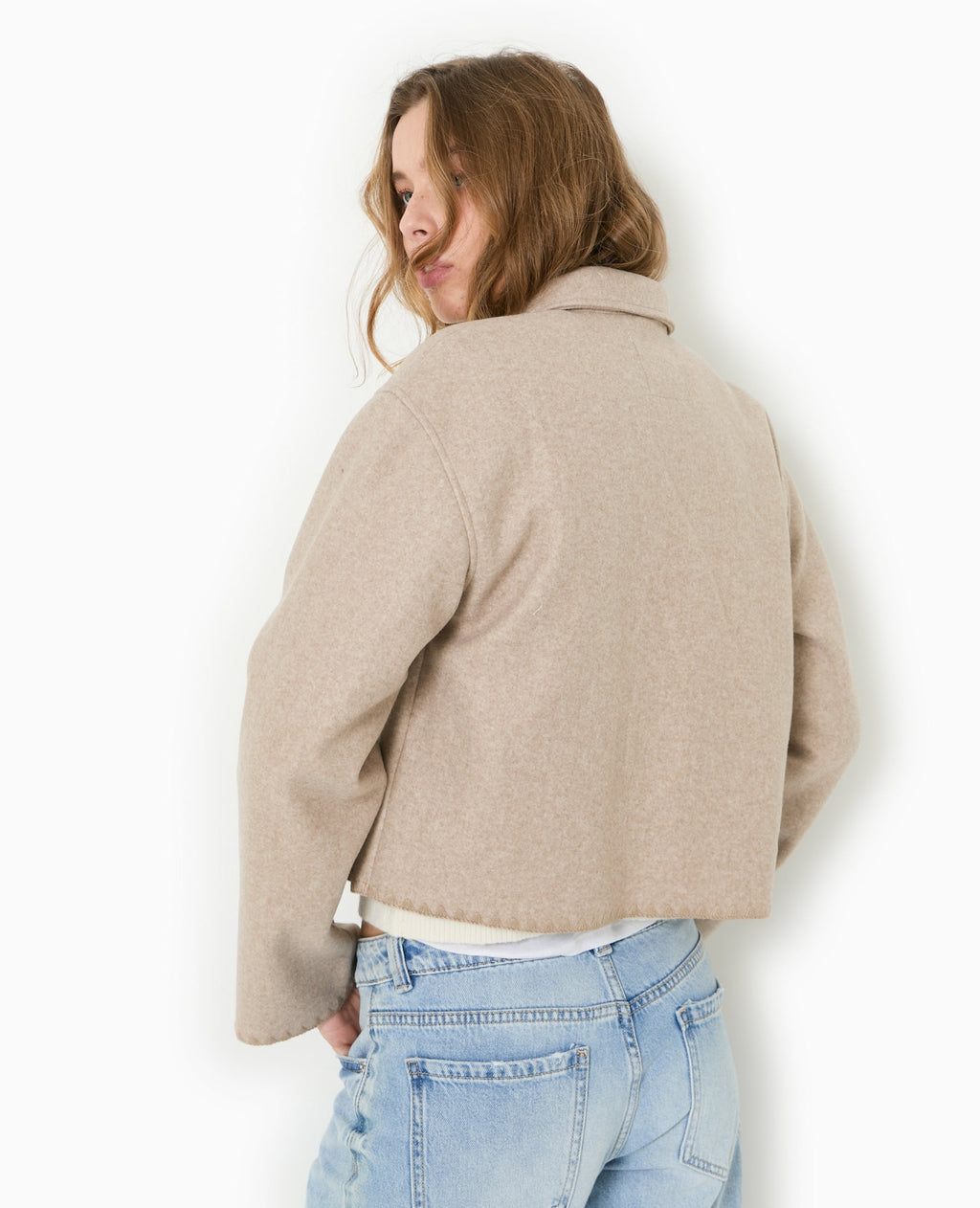 Manteau court avec coutures fantaisies