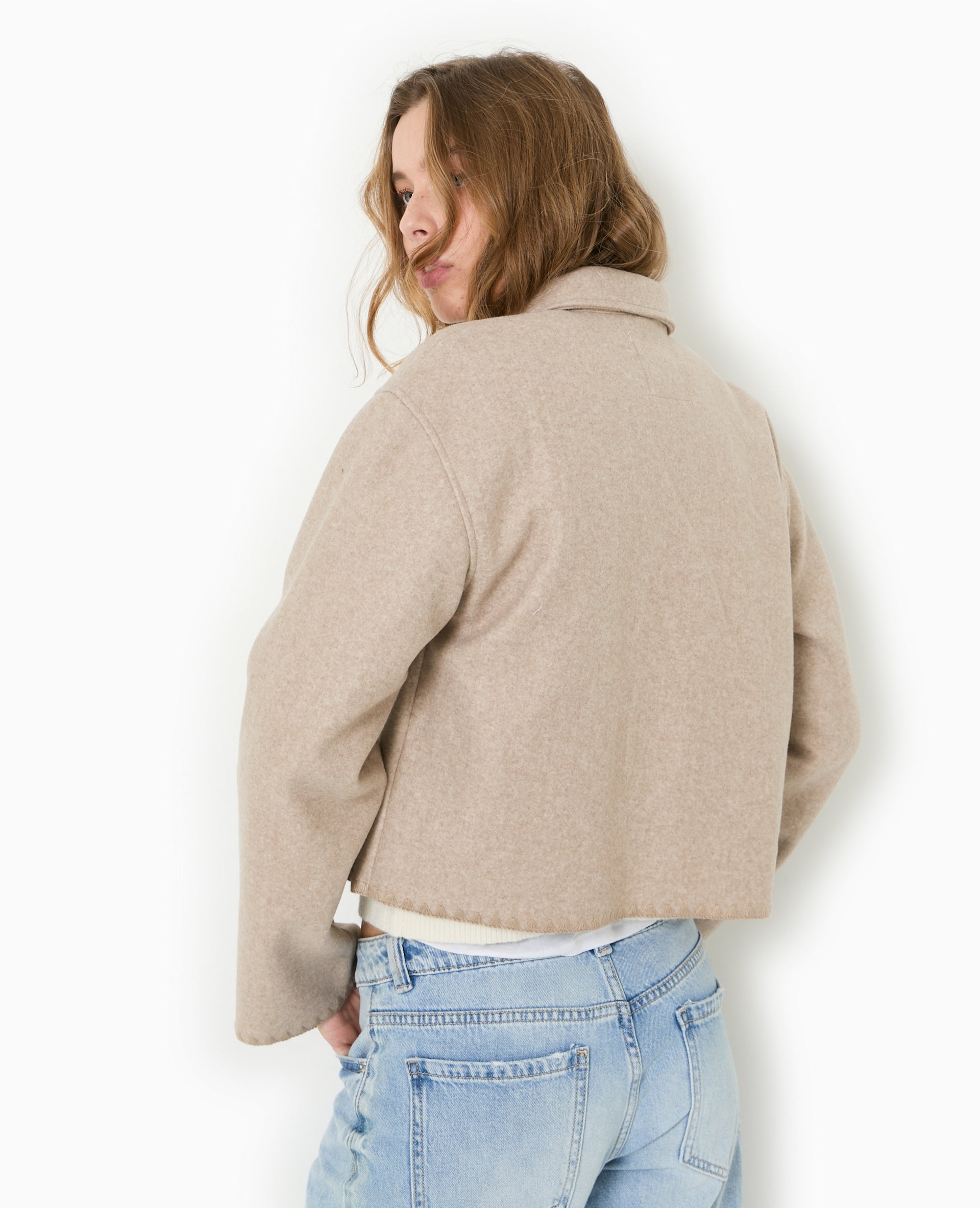 Manteau court avec coutures fantaisies