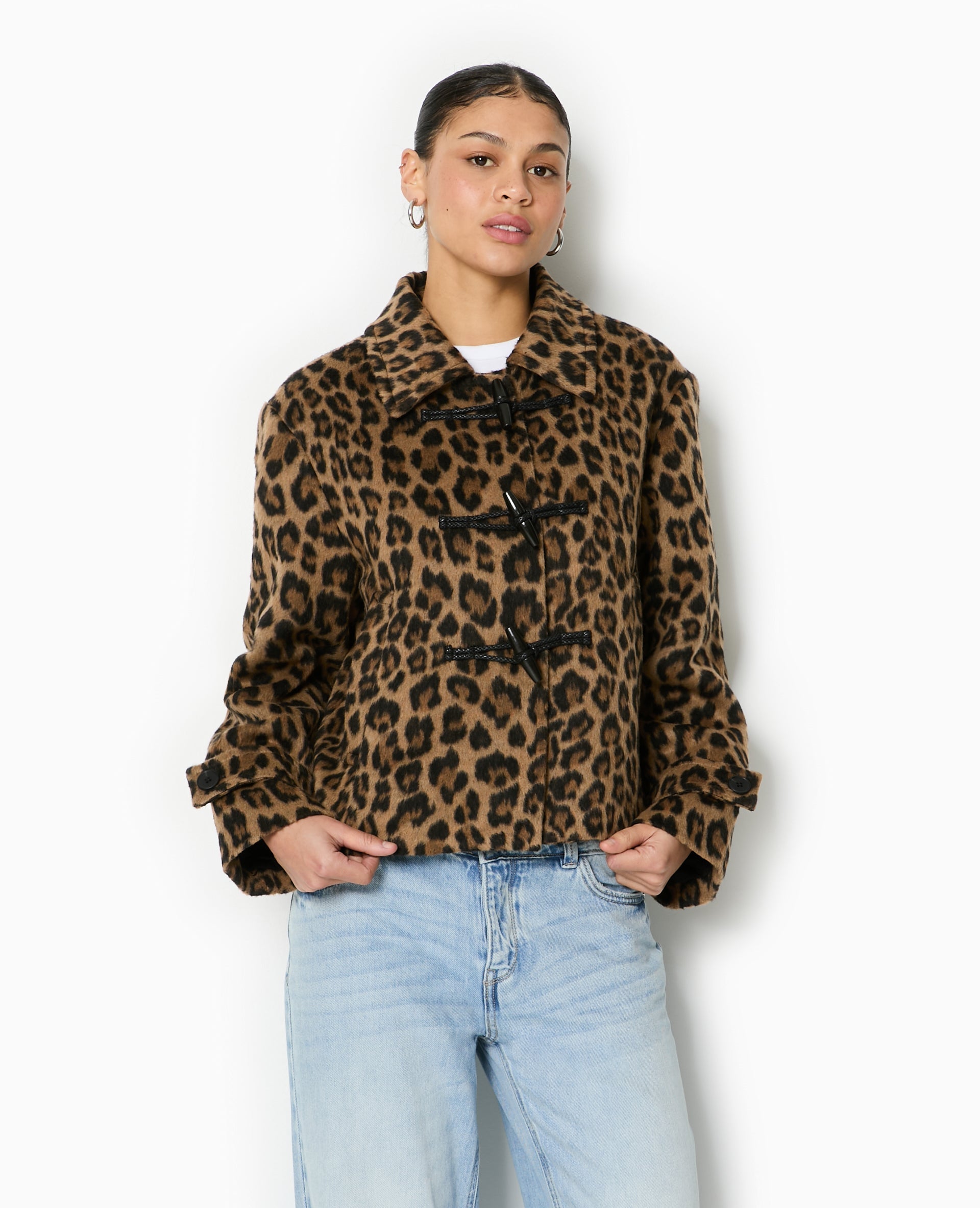Manteau court léopard avec boutons duffle coat