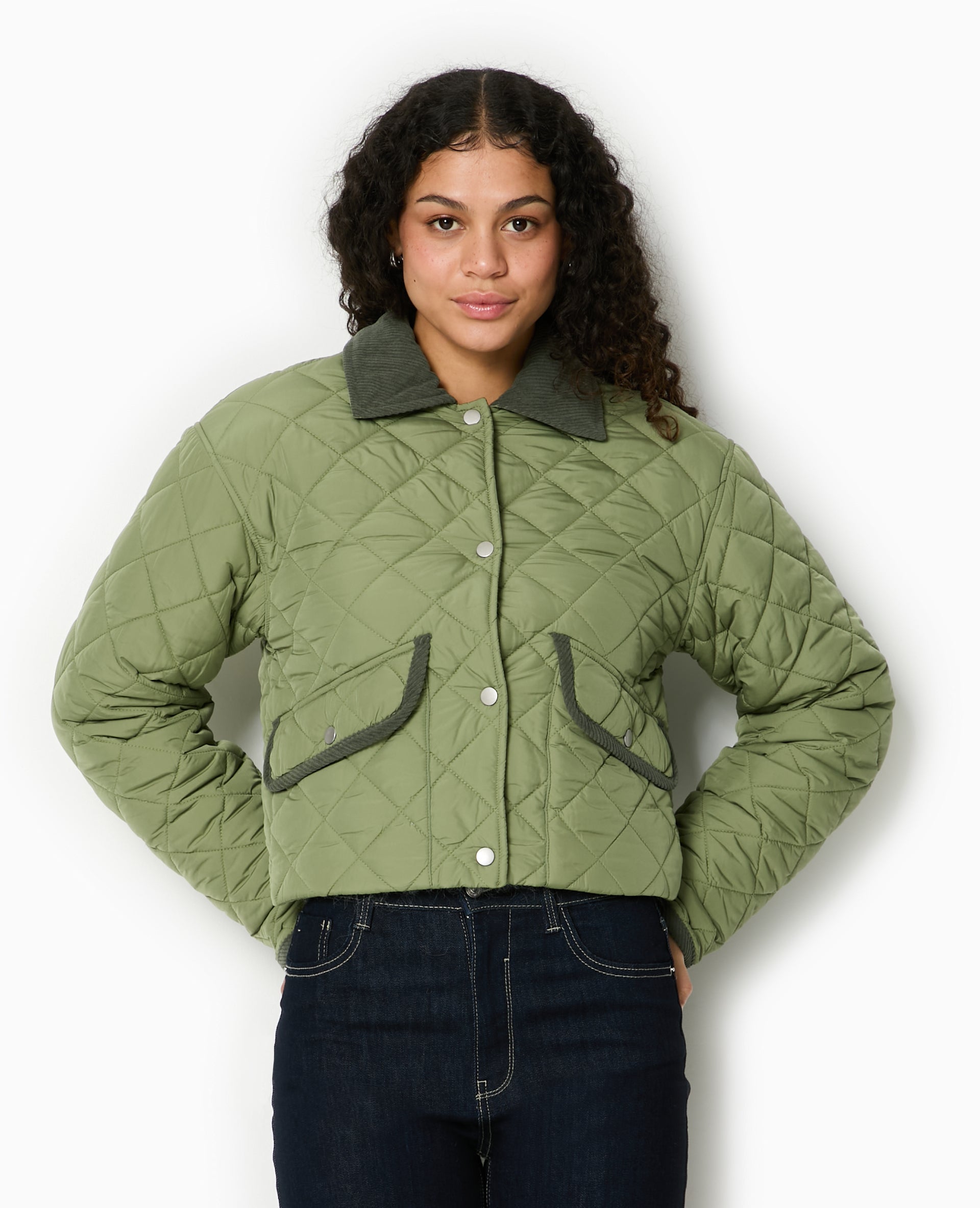 Manteau court matelassé avec col velours