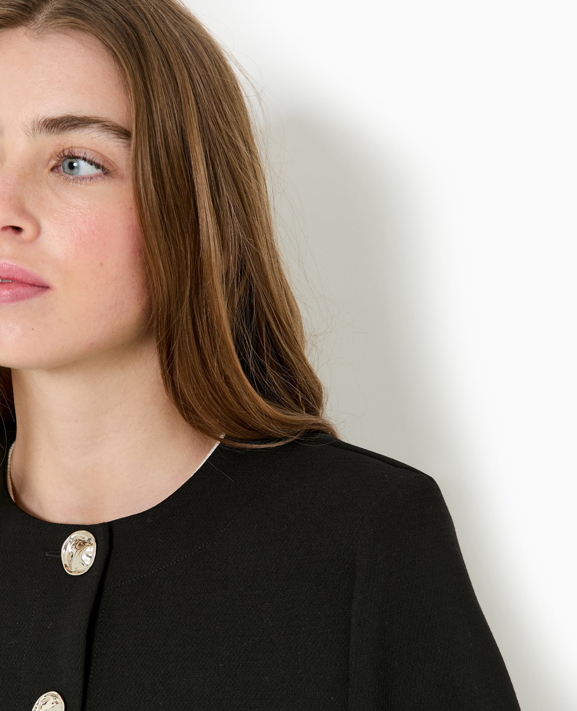Veste droite et courte avec boutons fantaisie