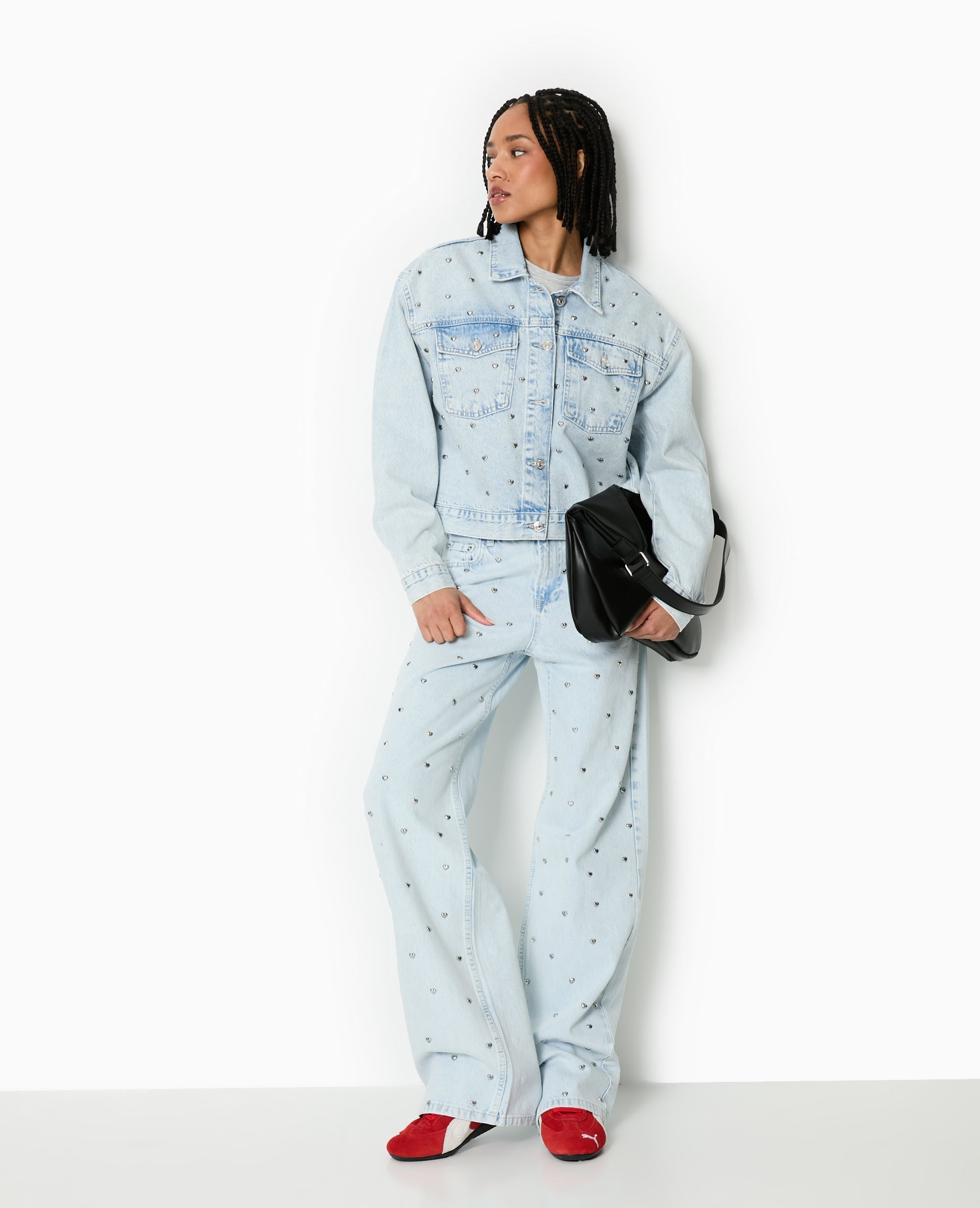 Veste en jean avec cœurs métalliques